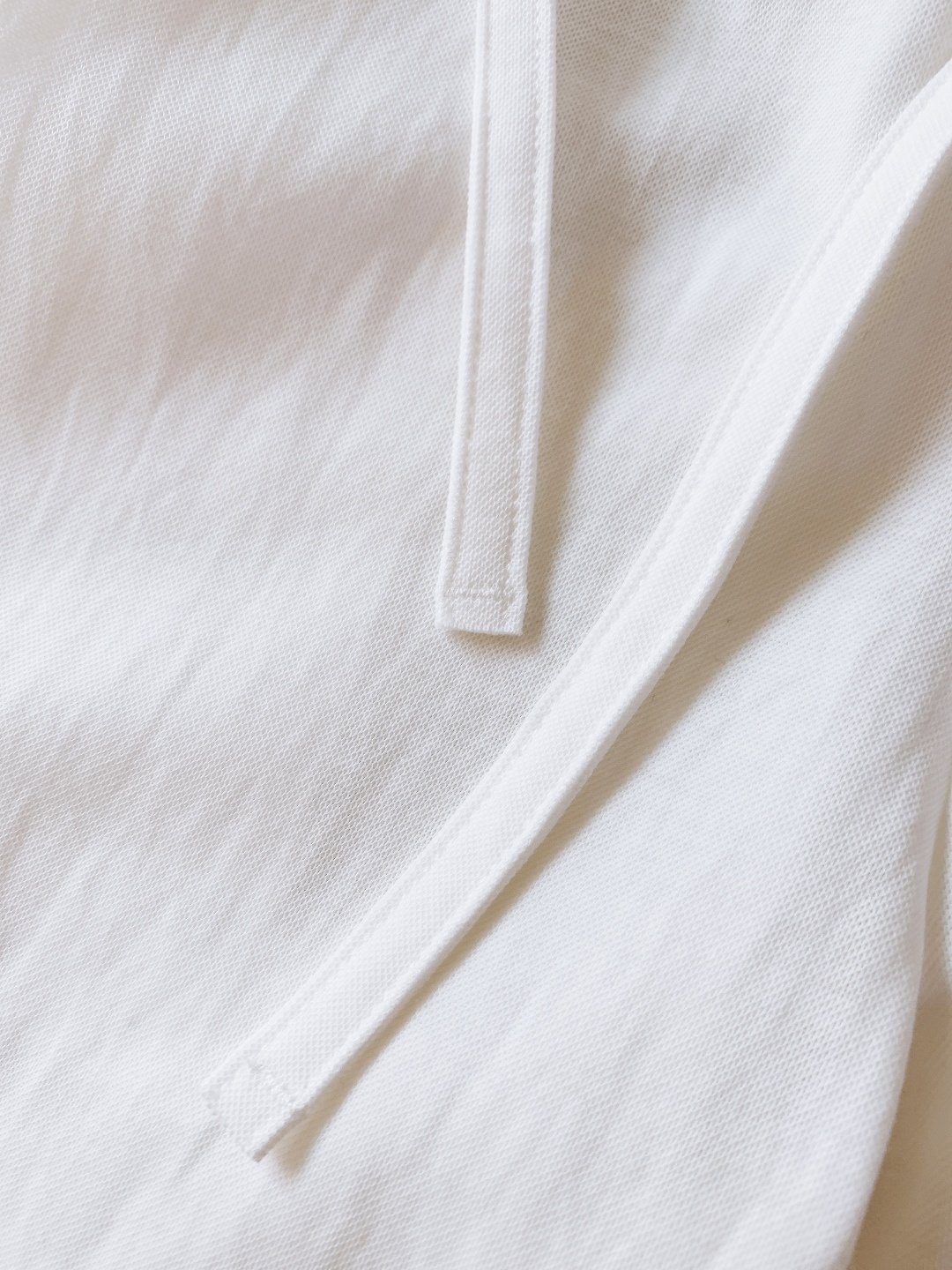 Prada 普拉达 2026SS早春新品三角标休闲裤。采用高支棉混纺面料，布面呈现细腻的肌理感，触感轻薄