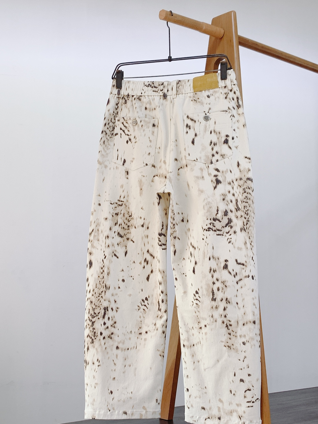 𝐁𝐚𝐥𝐞𝐧𝐜𝐢𝐚𝐠𝐚 巴黎世家 2026SS早春新品 豹纹泼墨休闲裤，重磅牛仔+艺术印花！米白底黑棕泼墨
