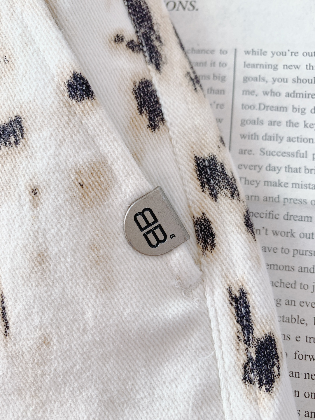 𝐁𝐚𝐥𝐞𝐧𝐜𝐢𝐚𝐠𝐚 巴黎世家 2026SS早春新品 豹纹泼墨休闲裤，重磅牛仔+艺术印花！米白底黑棕泼墨