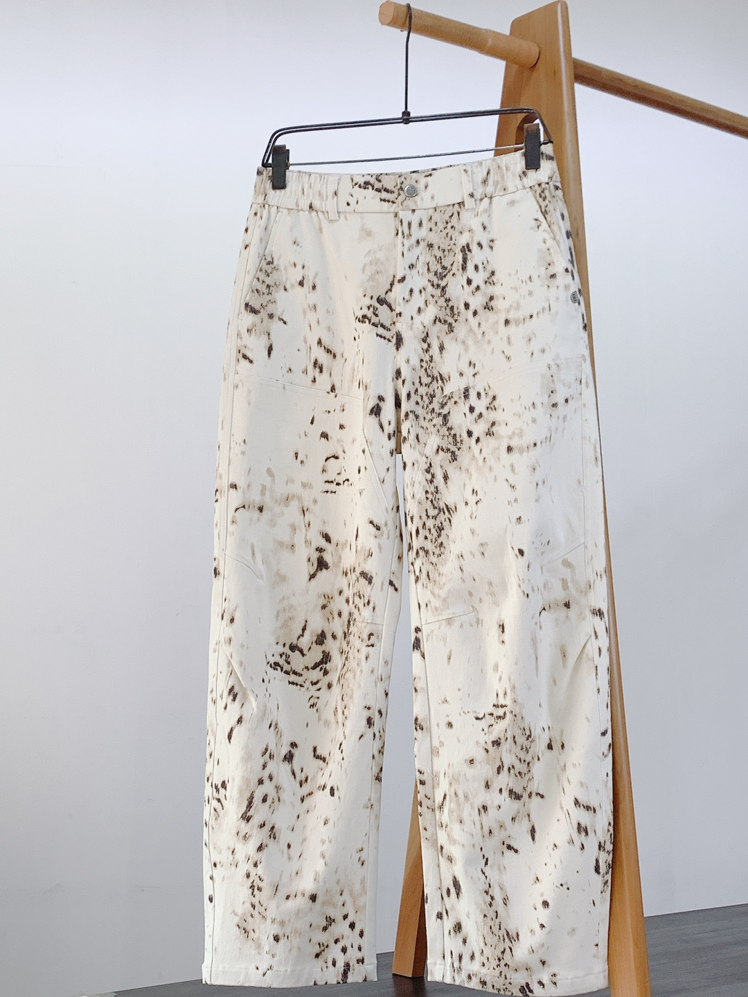 𝐁𝐚𝐥𝐞𝐧𝐜𝐢𝐚𝐠𝐚 巴黎世家 2026SS早春新品 豹纹泼墨休闲裤，重磅牛仔+艺术印花！米白底黑棕泼墨