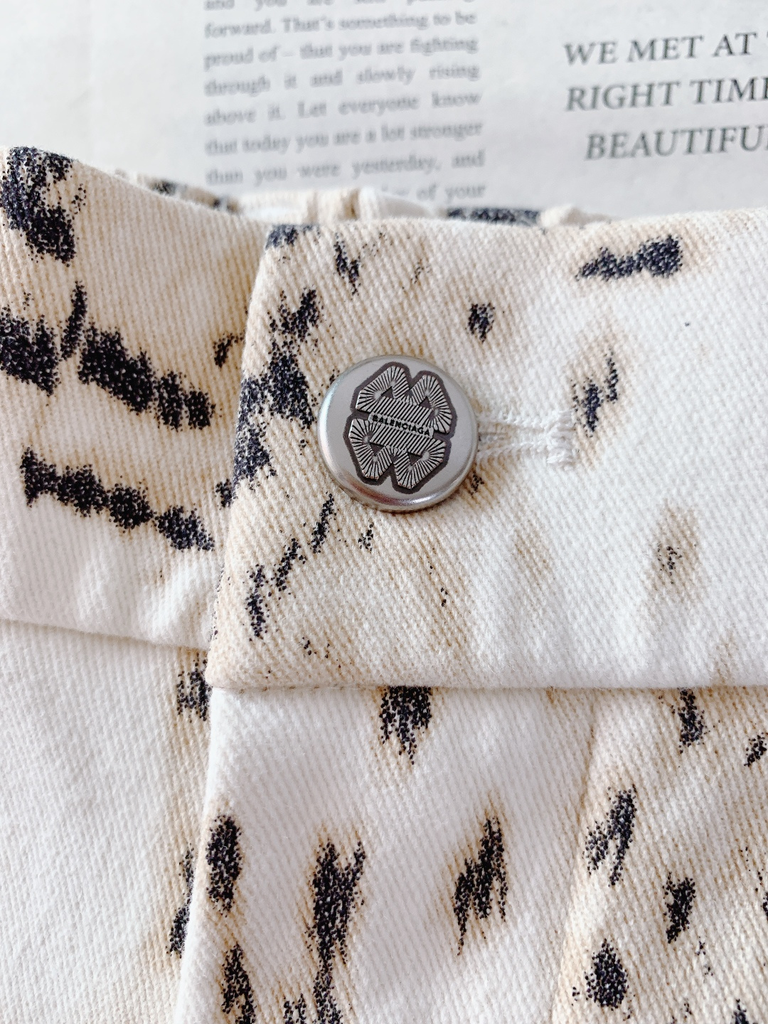 𝐁𝐚𝐥𝐞𝐧𝐜𝐢𝐚𝐠𝐚 巴黎世家 2026SS早春新品 豹纹泼墨休闲裤，重磅牛仔+艺术印花！米白底黑棕泼墨