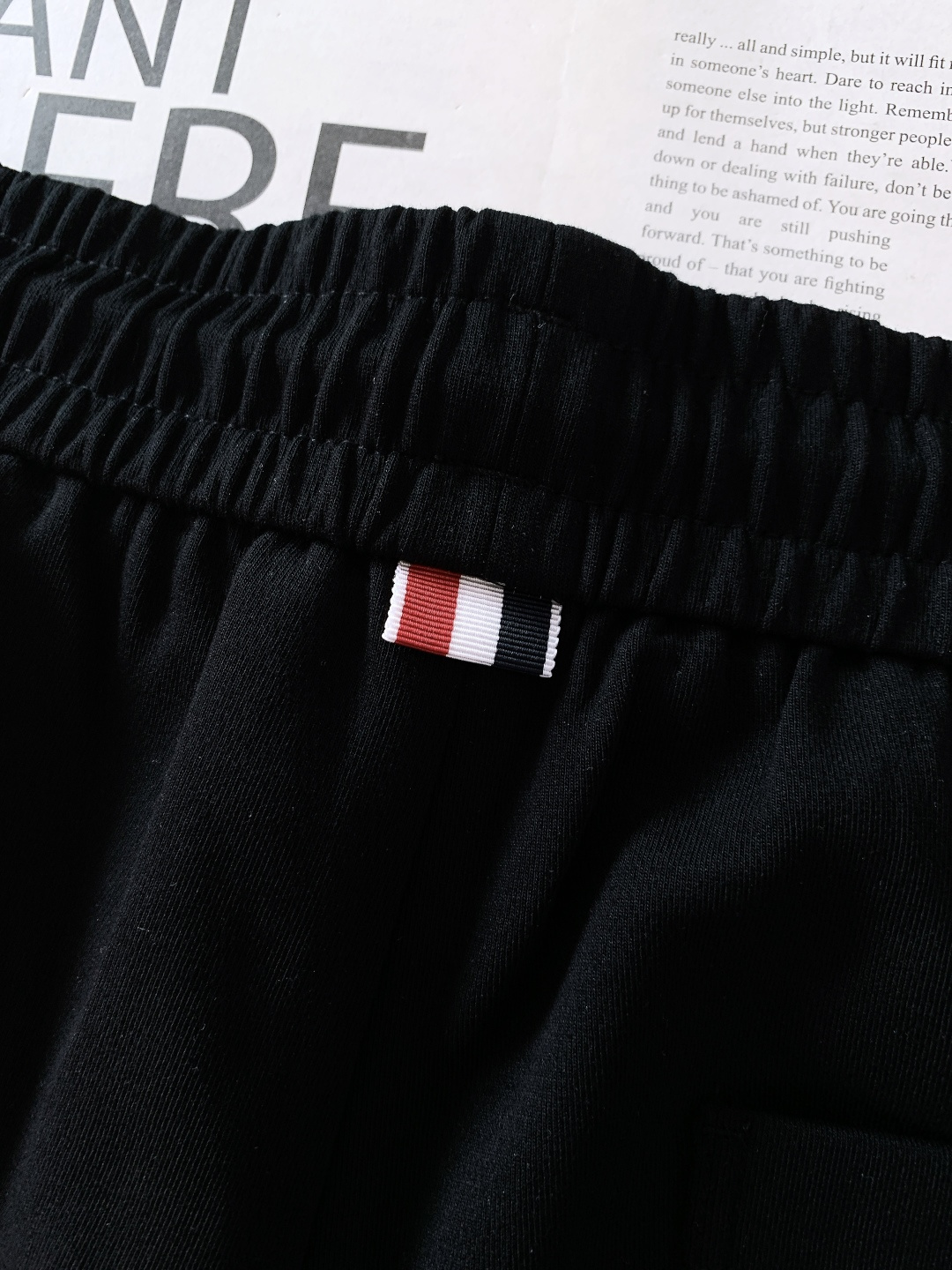 Moncler 蒙口 2026SS早春新品浮雕标识抽绳休闲裤 | 极简黑白，松弛氛围感拉满重磅斜纹棉感面