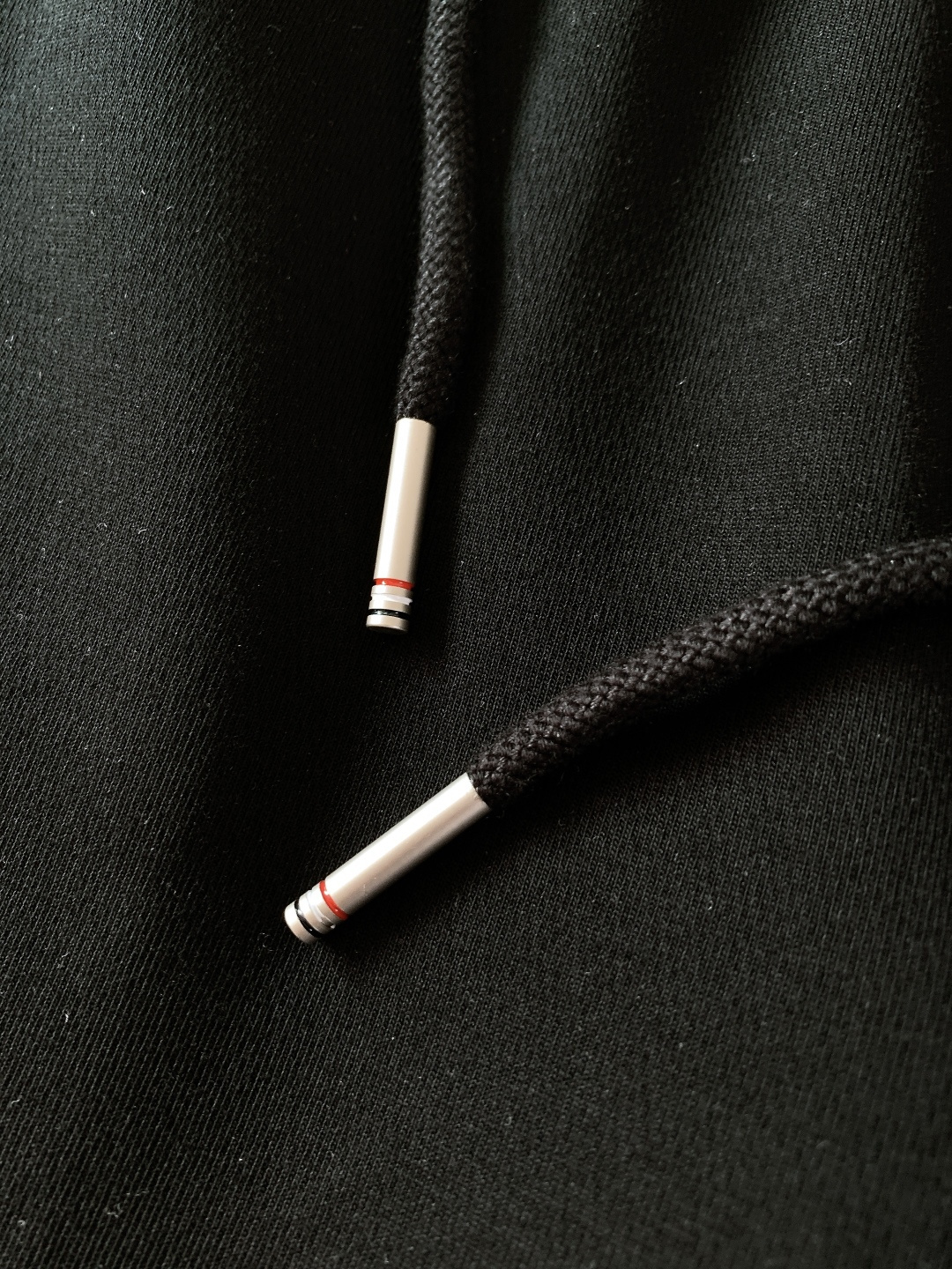 Moncler 蒙口 2026SS早春新品浮雕标识抽绳休闲裤 | 极简黑白，松弛氛围感拉满重磅斜纹棉感面