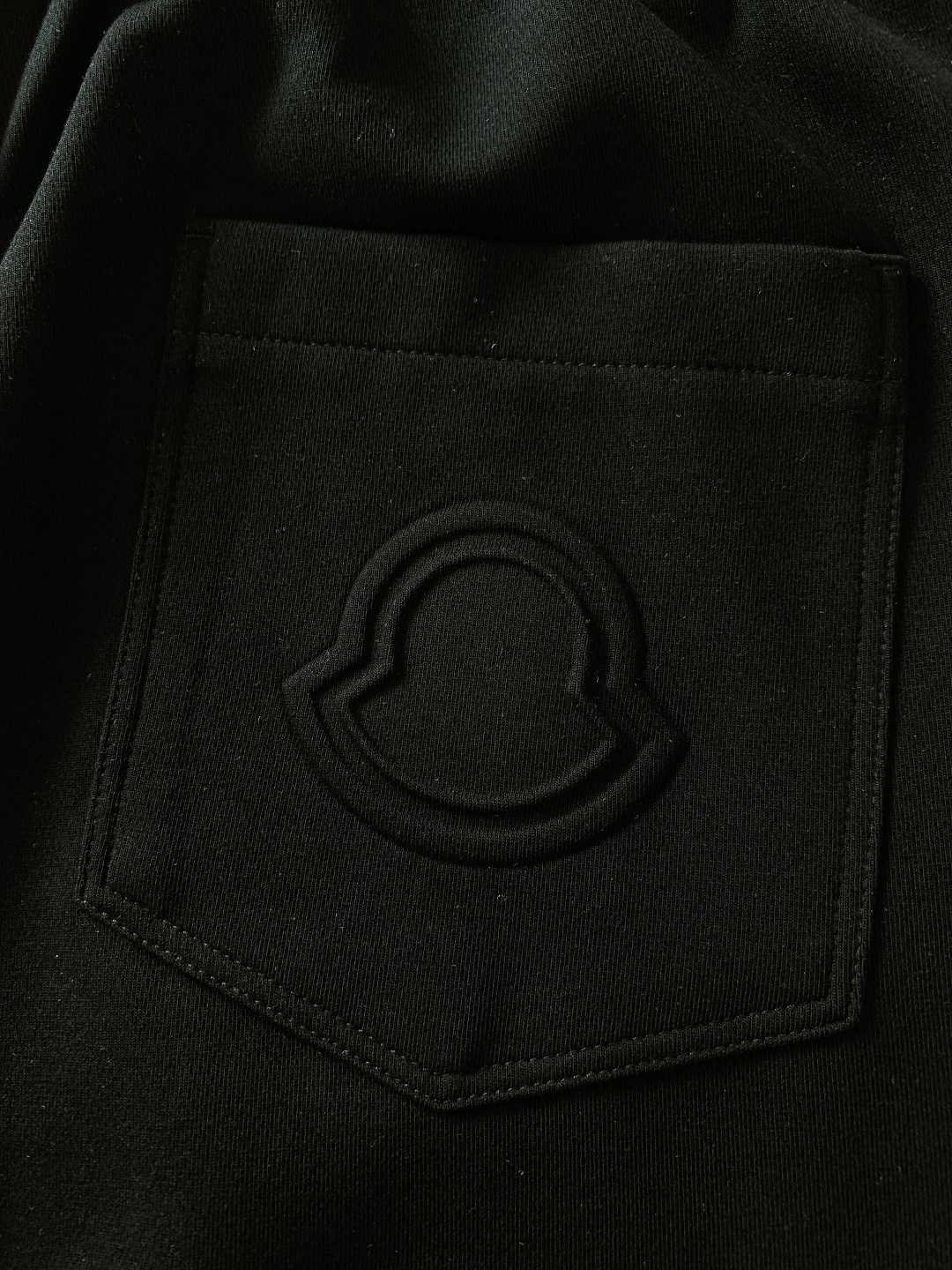 Moncler 蒙口 2026SS早春新品浮雕标识抽绳休闲裤 | 极简黑白，松弛氛围感拉满重磅斜纹棉感面