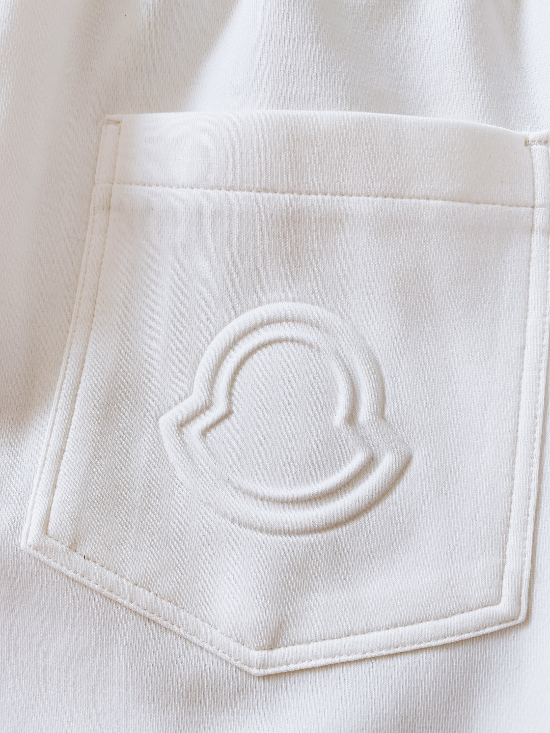 Moncler 蒙口 2026SS早春新品浮雕标识抽绳休闲裤 | 极简黑白，松弛氛围感拉满重磅斜纹棉感面