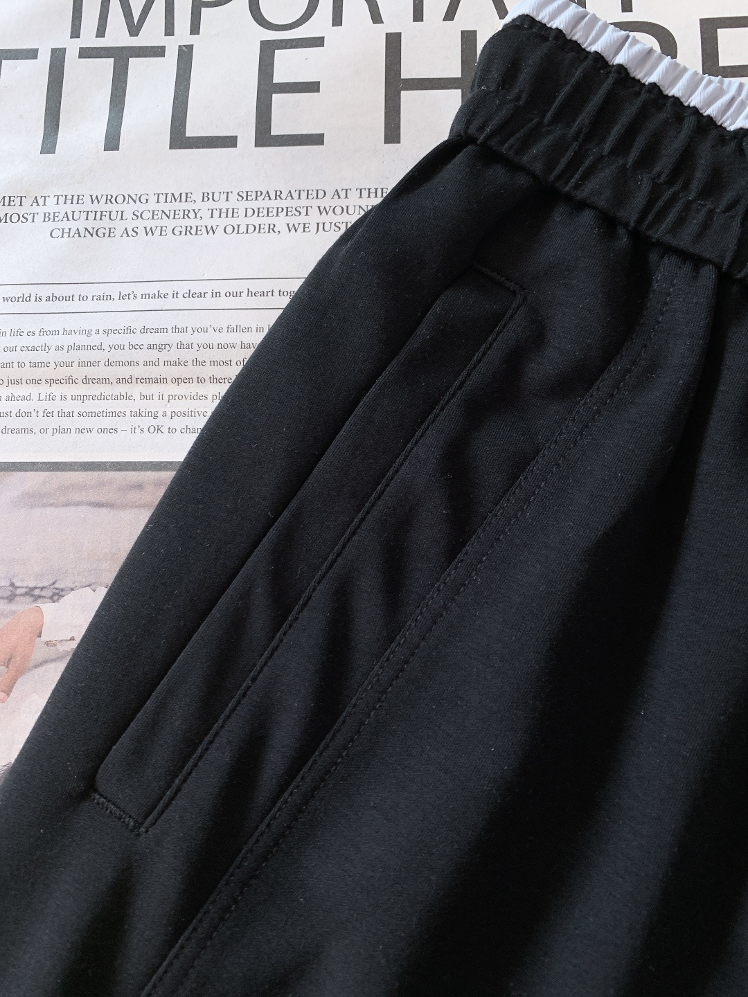 Moncler 蒙口 2026SS早春新品徽章休闲裤，重磅针织棉+经典刺绣徽章！黑白灰三色可选，双层撞色