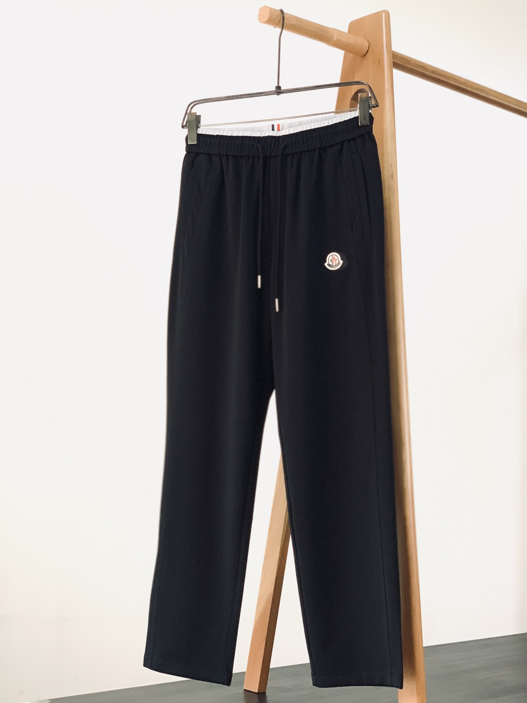 Moncler 蒙口 2026SS早春新品徽章休闲裤，重磅针织棉+经典刺绣徽章！黑白灰三色可选，双层撞色