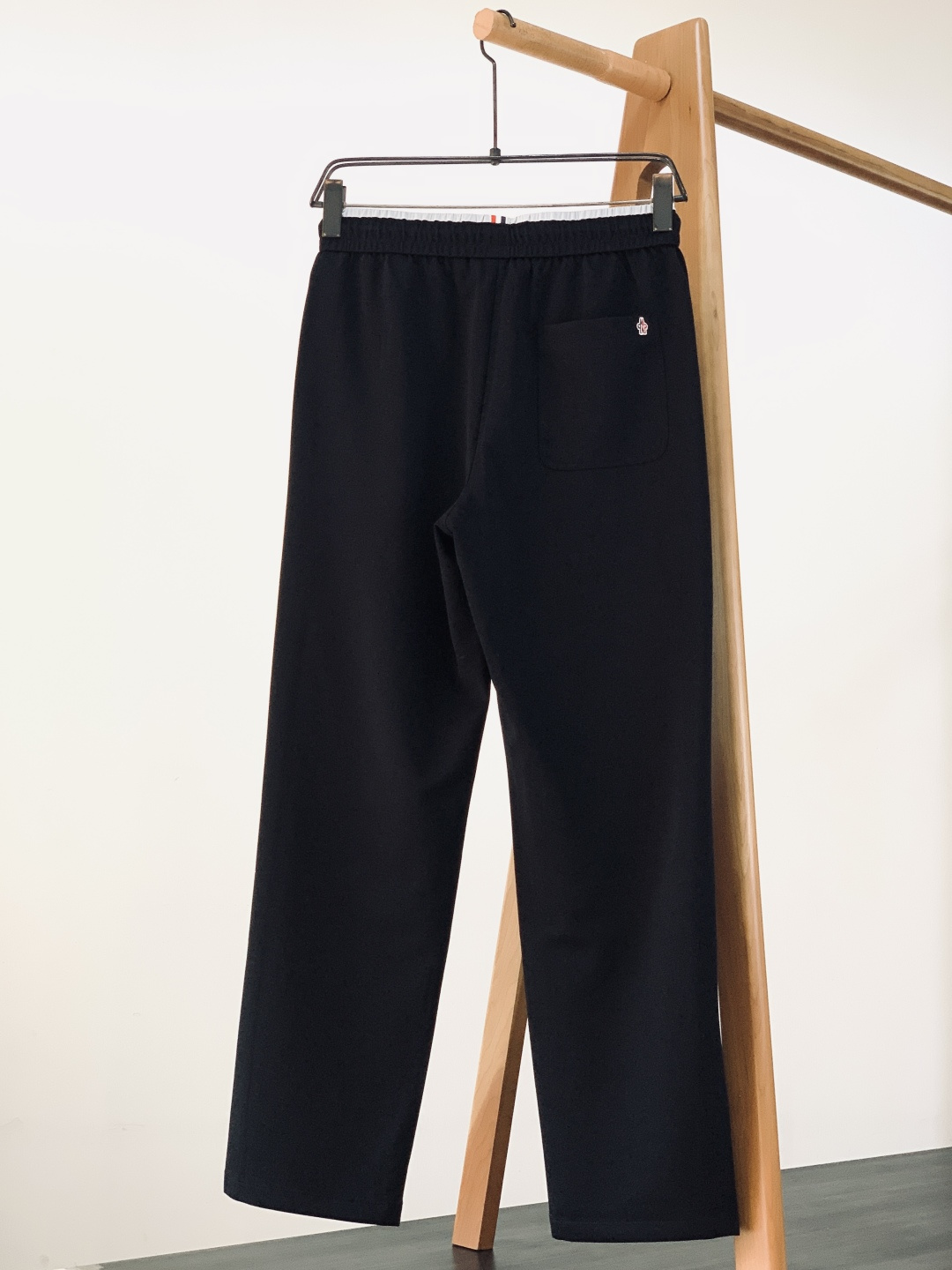 Moncler 蒙口 2026SS早春新品徽章休闲裤，重磅针织棉+经典刺绣徽章！黑白灰三色可选，双层撞色