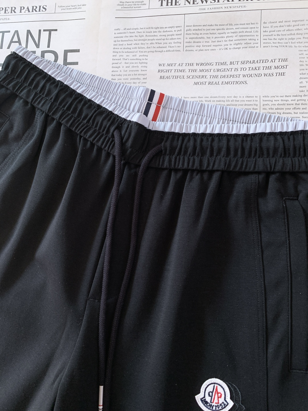 Moncler 蒙口 2026SS早春新品徽章休闲裤，重磅针织棉+经典刺绣徽章！黑白灰三色可选，双层撞色