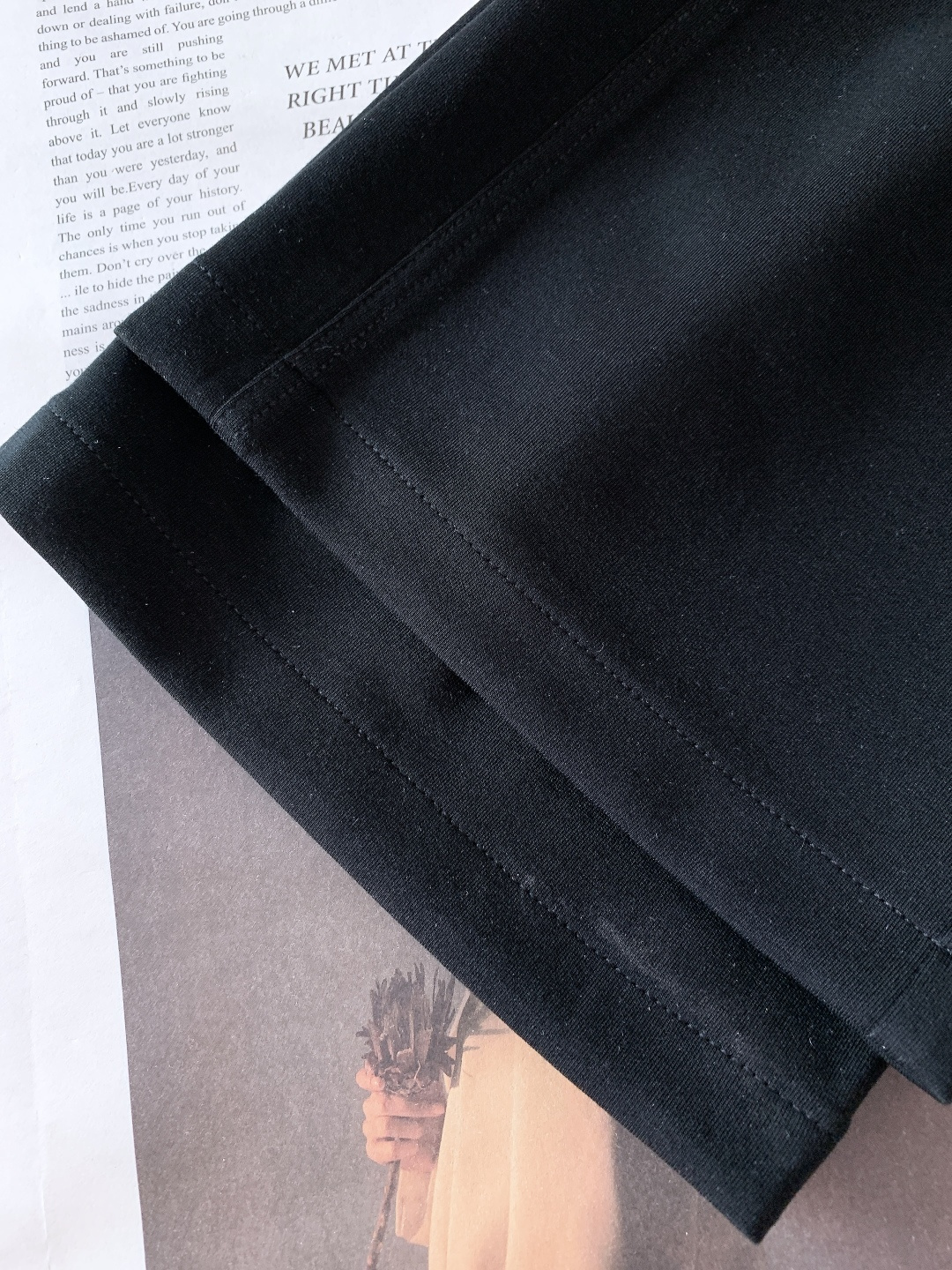 Moncler 蒙口 2026SS早春新品徽章休闲裤，重磅针织棉+经典刺绣徽章！黑白灰三色可选，双层撞色