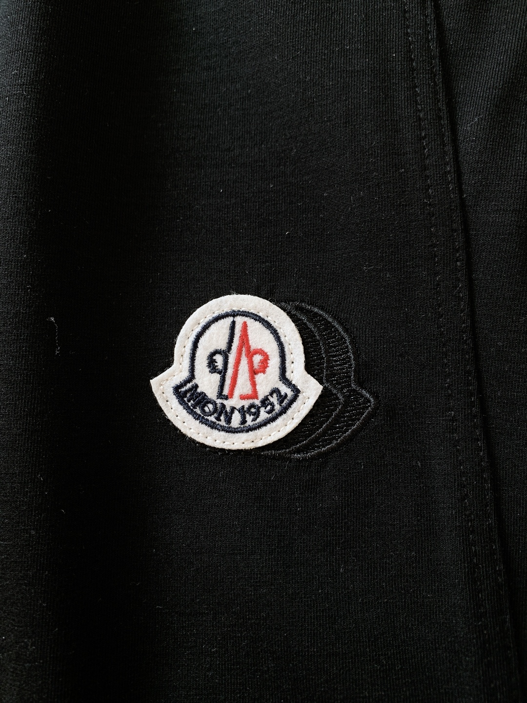 Moncler 蒙口 2026SS早春新品徽章休闲裤，重磅针织棉+经典刺绣徽章！黑白灰三色可选，双层撞色