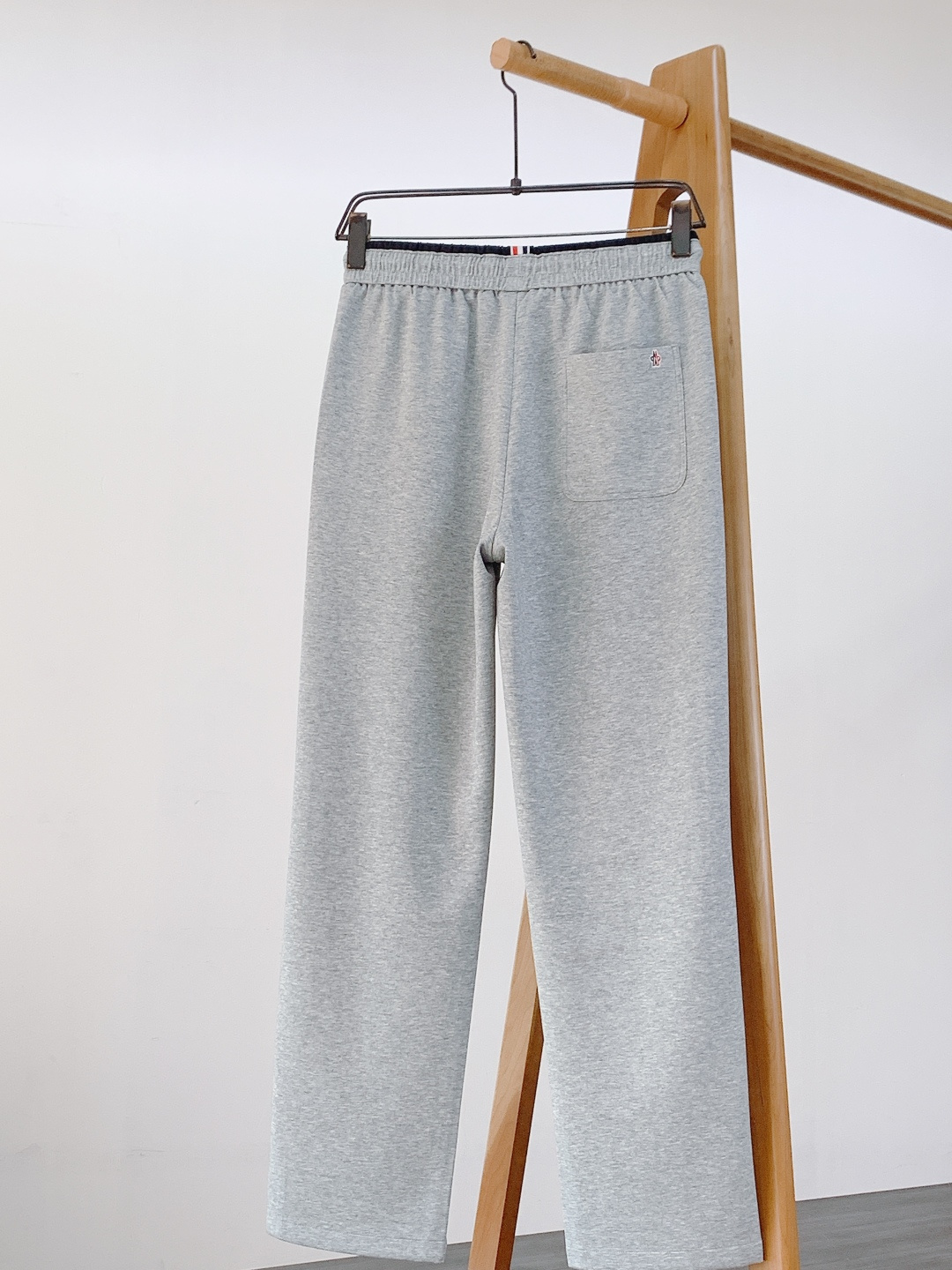 Moncler 蒙口 2026SS早春新品徽章休闲裤，重磅针织棉+经典刺绣徽章！黑白灰三色可选，双层撞色