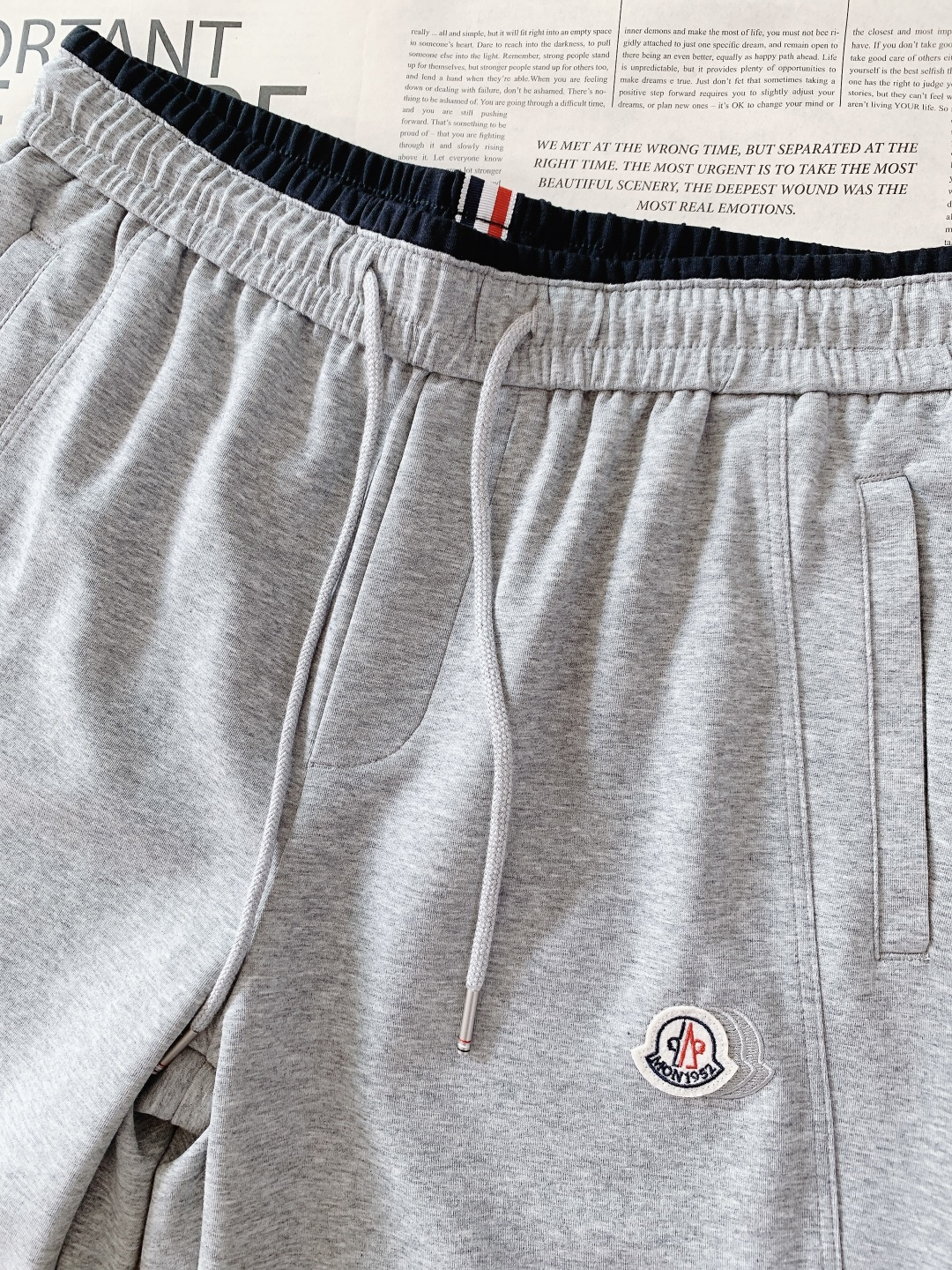 Moncler 蒙口 2026SS早春新品徽章休闲裤，重磅针织棉+经典刺绣徽章！黑白灰三色可选，双层撞色