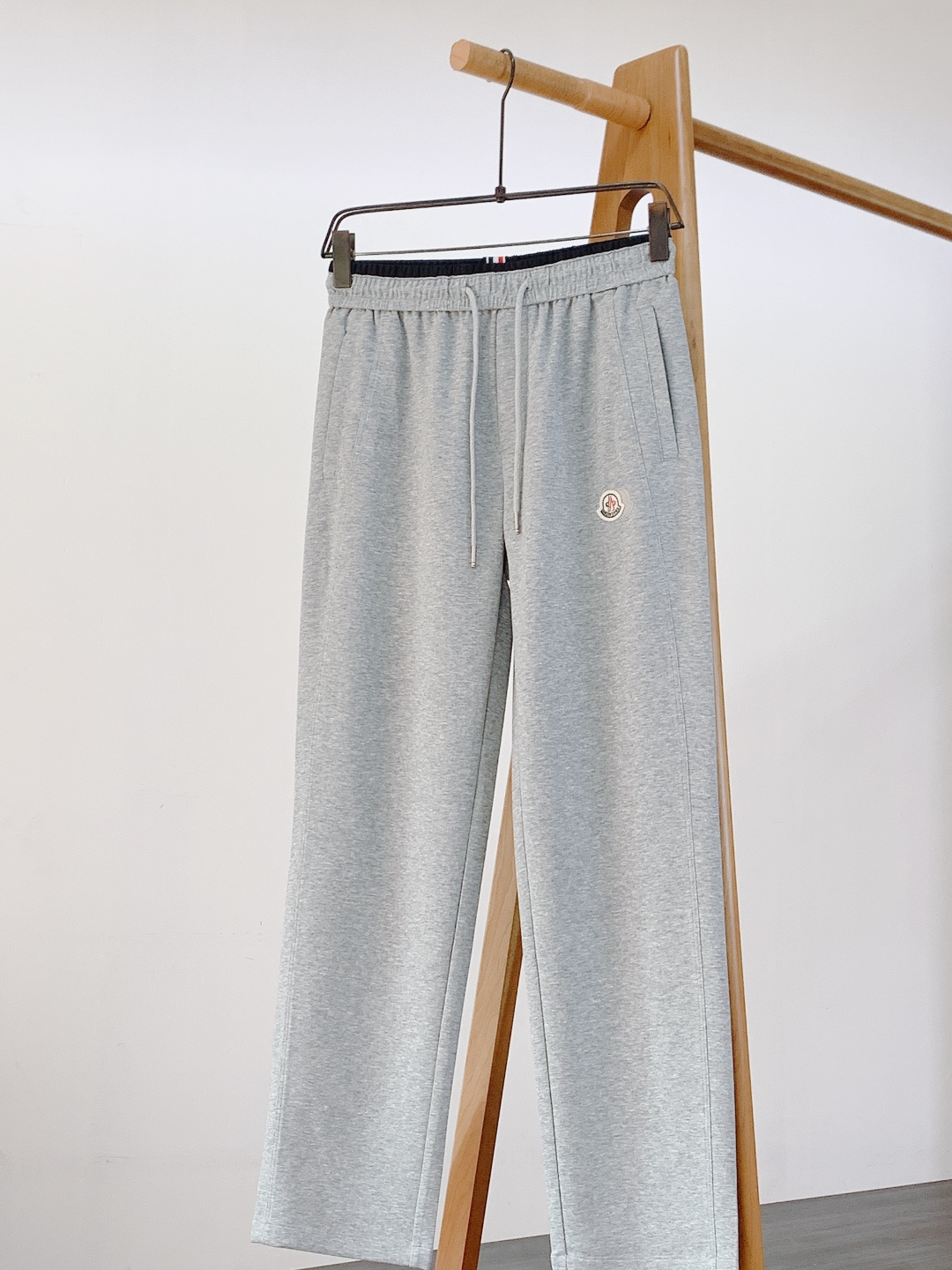 Moncler 蒙口 2026SS早春新品徽章休闲裤，重磅针织棉+经典刺绣徽章！黑白灰三色可选，双层撞色