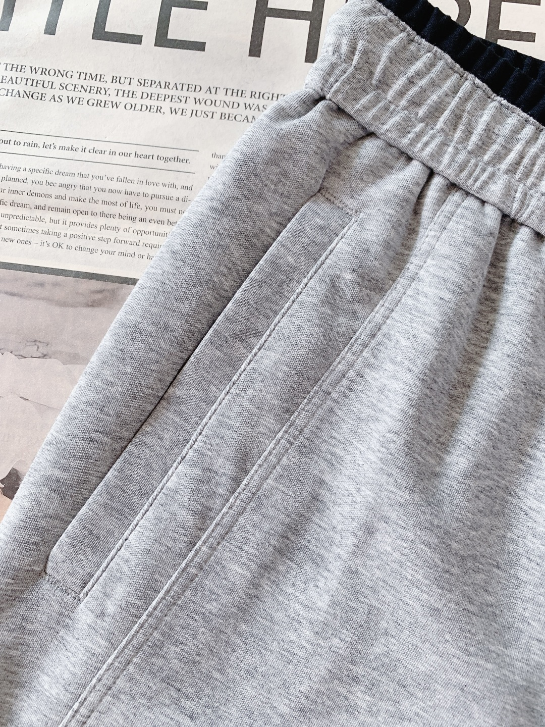 Moncler 蒙口 2026SS早春新品徽章休闲裤，重磅针织棉+经典刺绣徽章！黑白灰三色可选，双层撞色