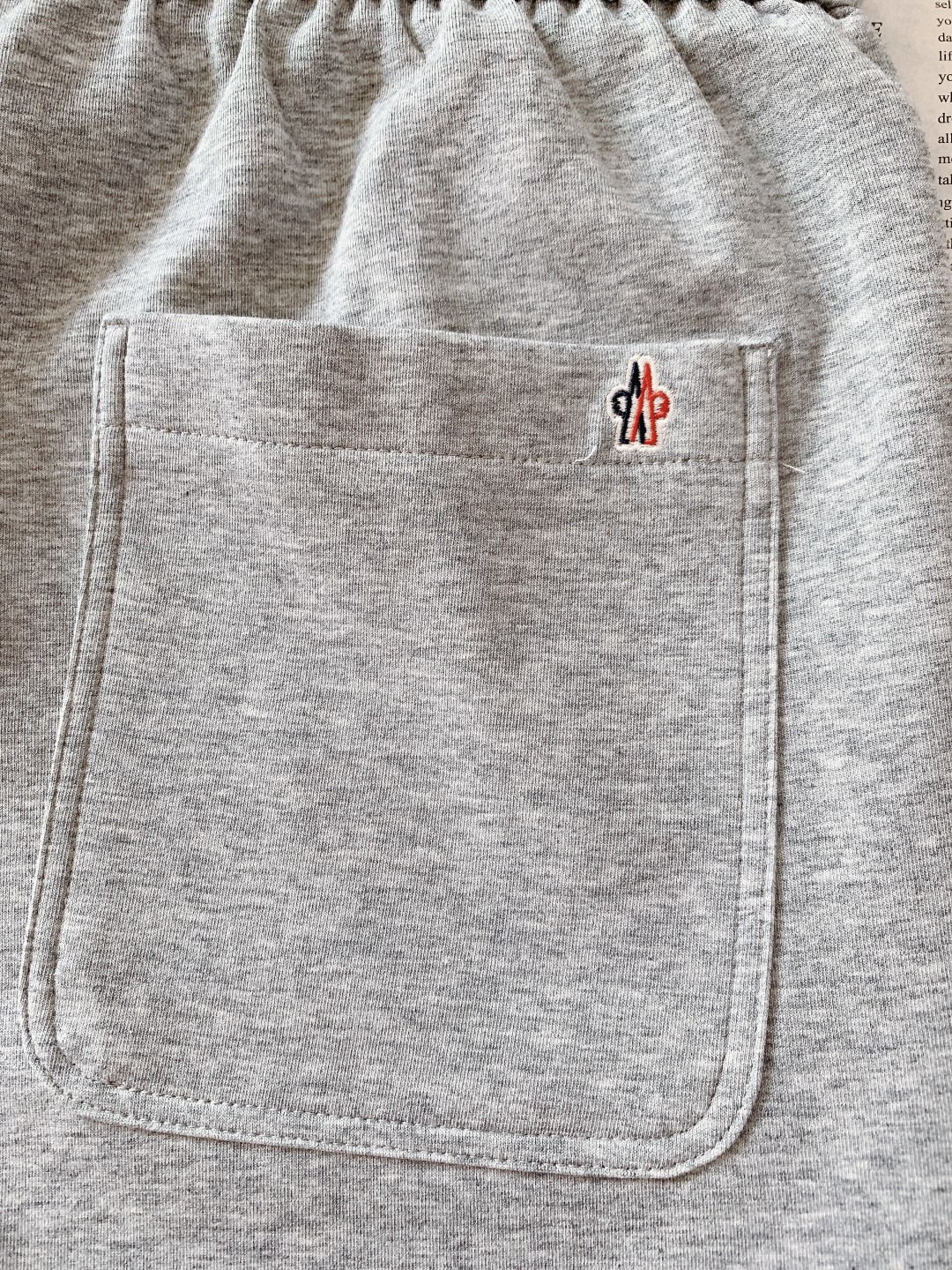 Moncler 蒙口 2026SS早春新品徽章休闲裤，重磅针织棉+经典刺绣徽章！黑白灰三色可选，双层撞色