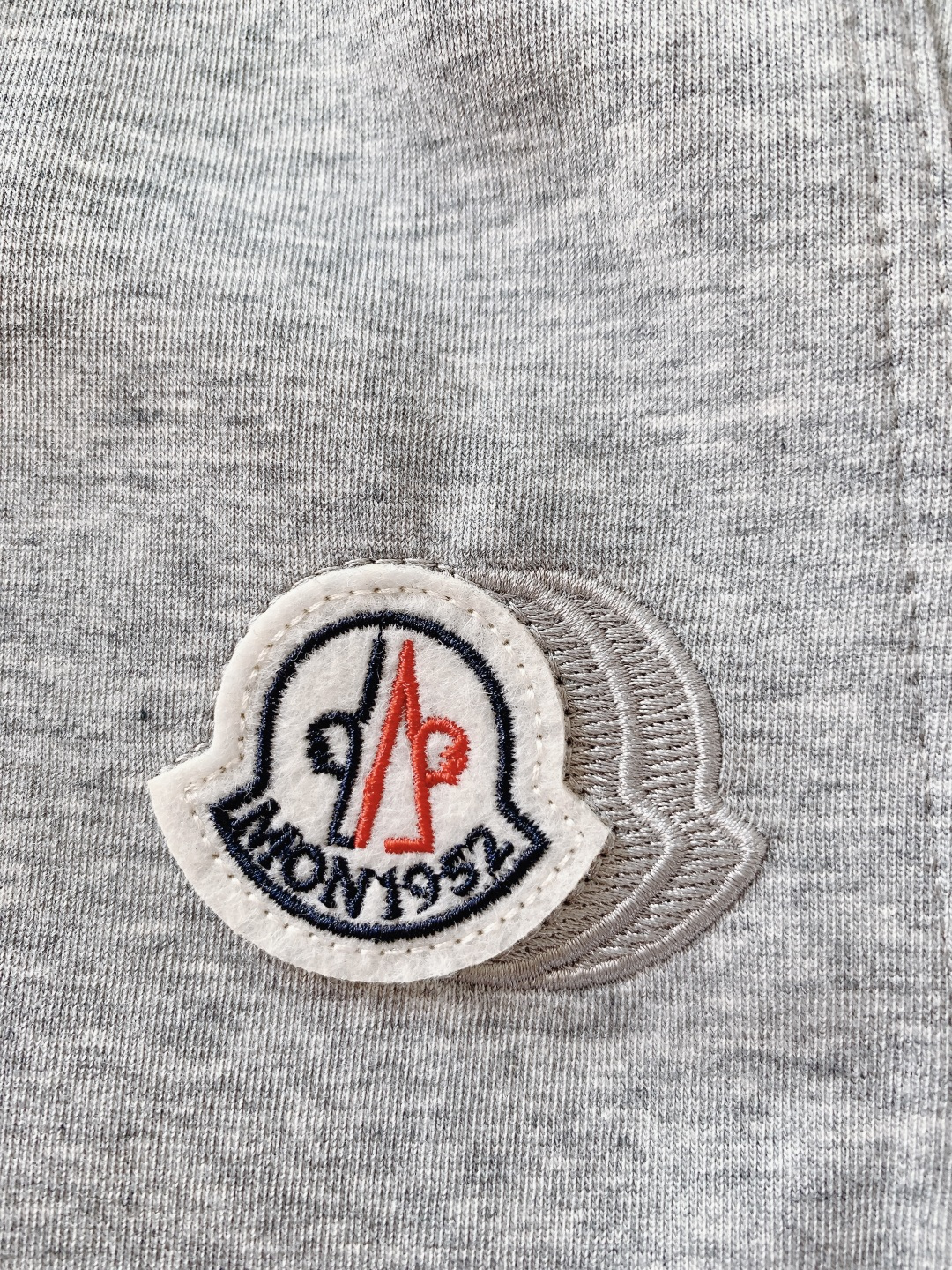 Moncler 蒙口 2026SS早春新品徽章休闲裤，重磅针织棉+经典刺绣徽章！黑白灰三色可选，双层撞色