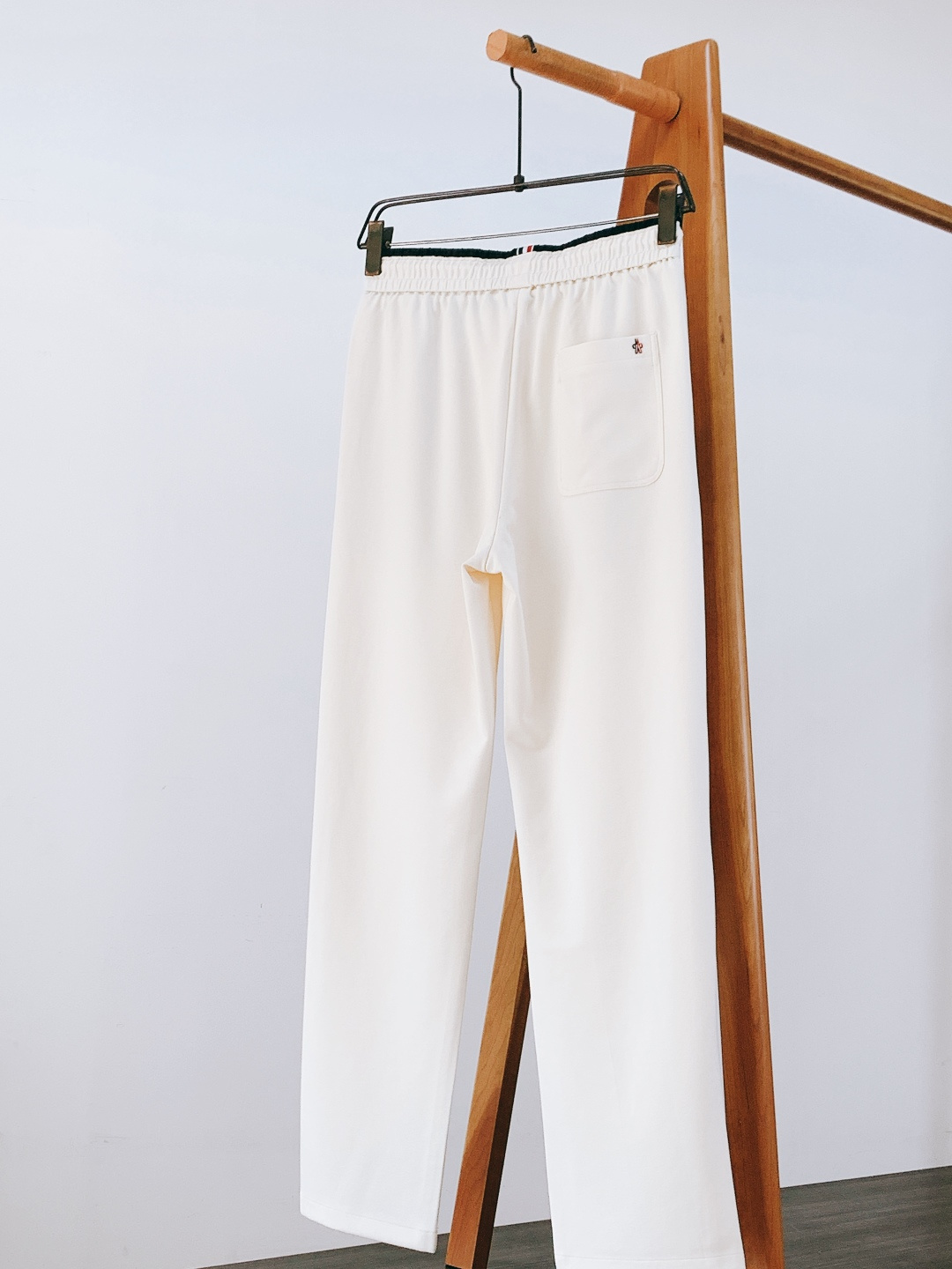 Moncler 蒙口 2026SS早春新品徽章休闲裤，重磅针织棉+经典刺绣徽章！黑白灰三色可选，双层撞色