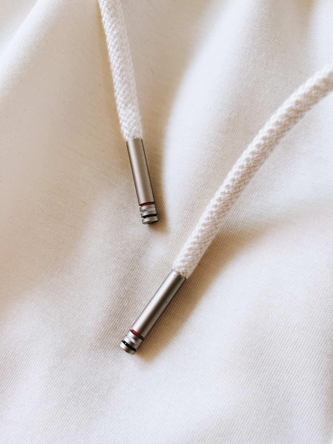 Moncler 蒙口 2026SS早春新品徽章休闲裤，重磅针织棉+经典刺绣徽章！黑白灰三色可选，双层撞色