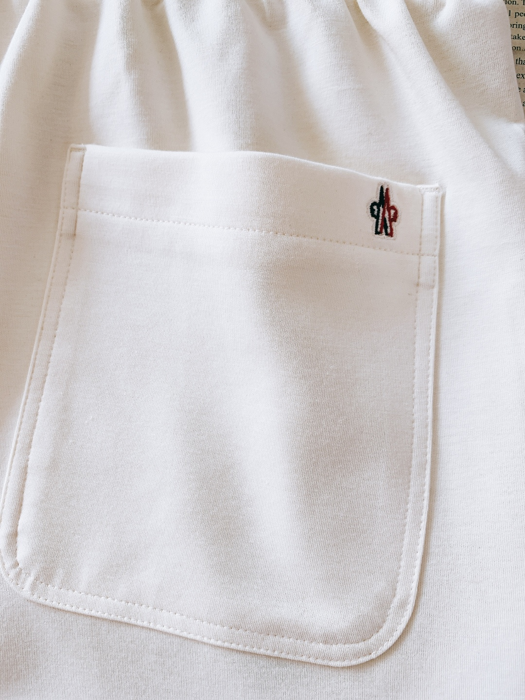 Moncler 蒙口 2026SS早春新品徽章休闲裤，重磅针织棉+经典刺绣徽章！黑白灰三色可选，双层撞色