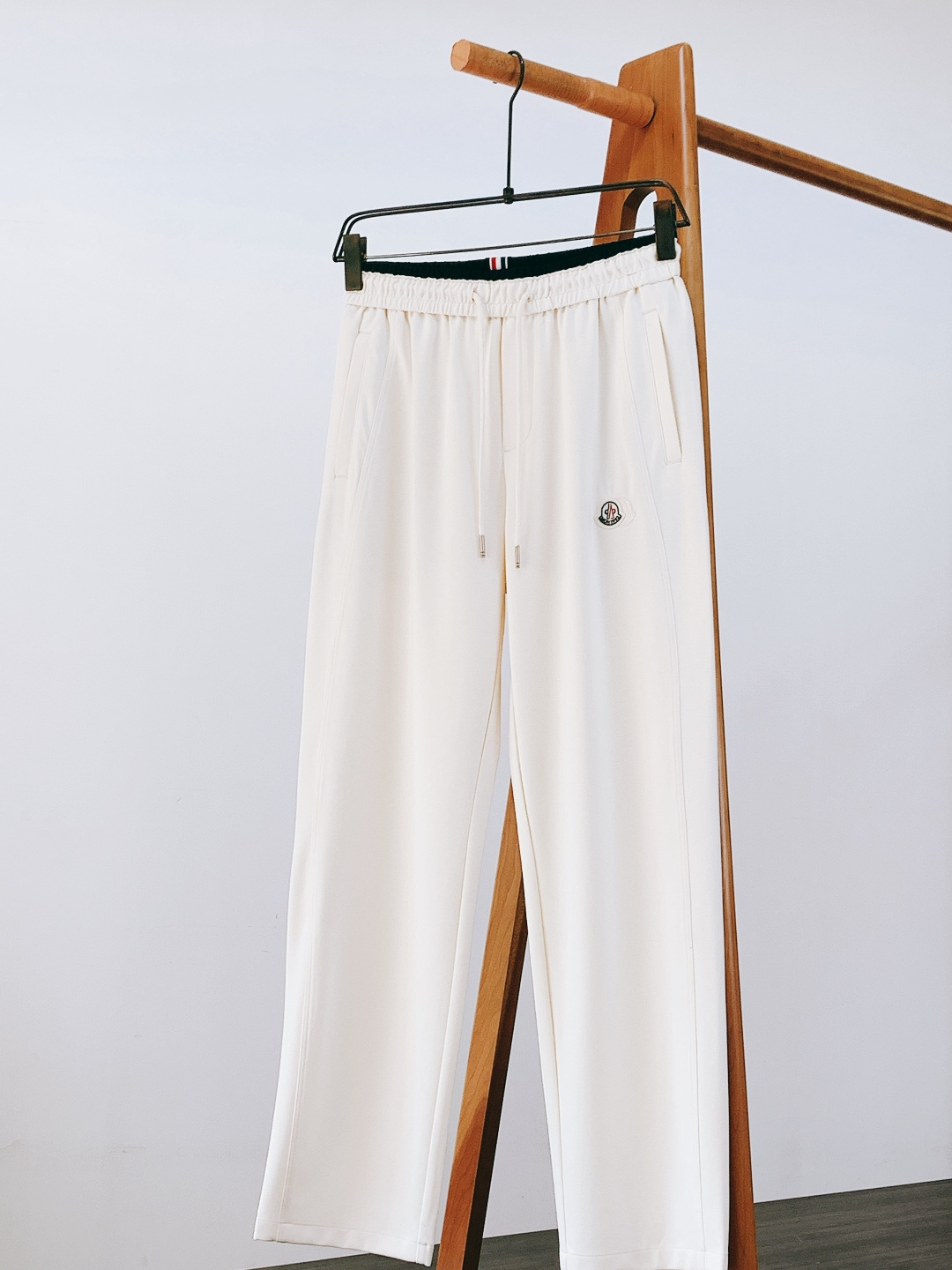 Moncler 蒙口 2026SS早春新品徽章休闲裤，重磅针织棉+经典刺绣徽章！黑白灰三色可选，双层撞色