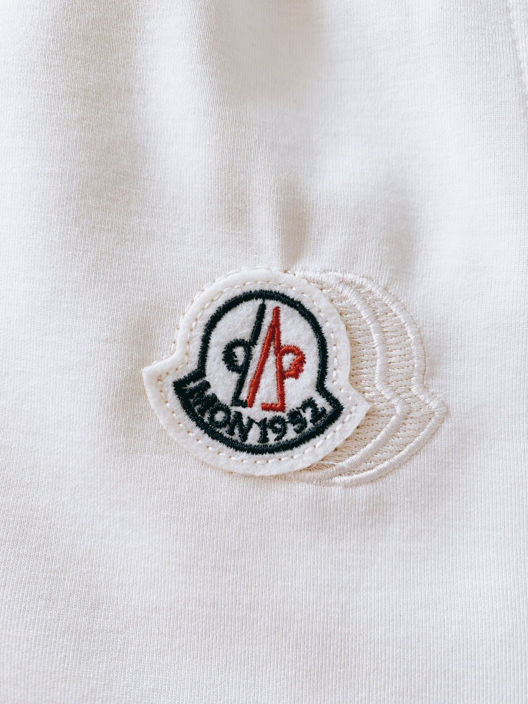 Moncler 蒙口 2026SS早春新品徽章休闲裤，重磅针织棉+经典刺绣徽章！黑白灰三色可选，双层撞色