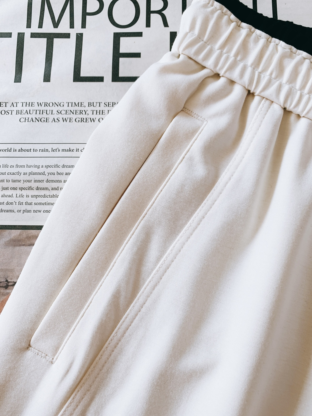 Moncler 蒙口 2026SS早春新品徽章休闲裤，重磅针织棉+经典刺绣徽章！黑白灰三色可选，双层撞色