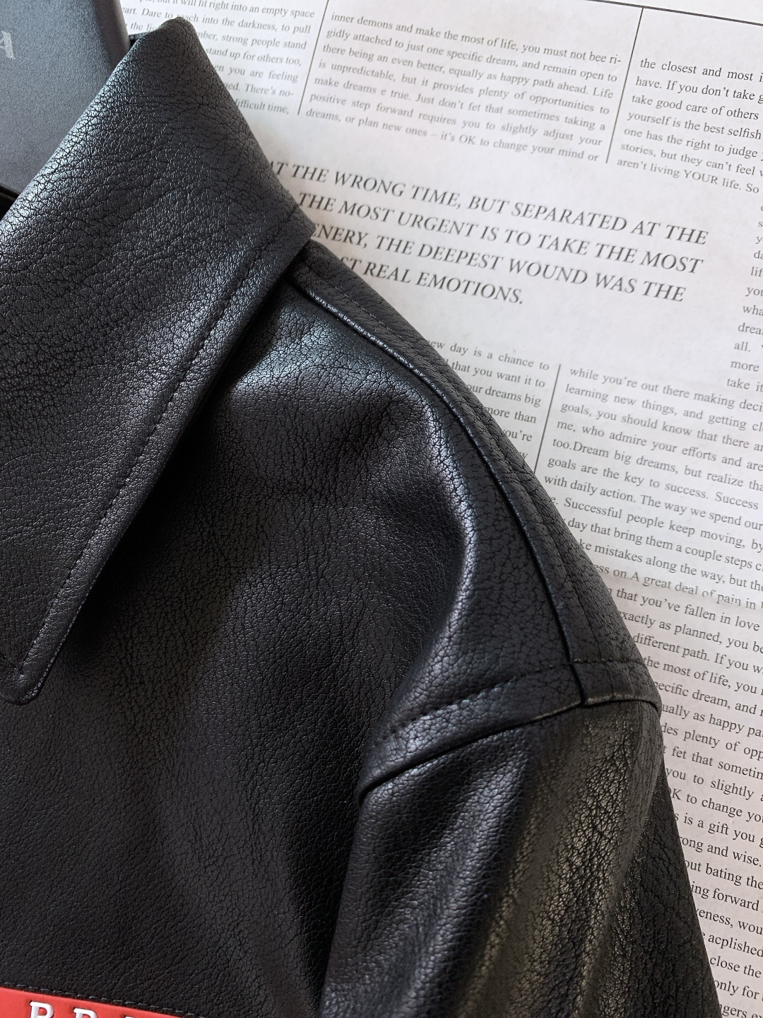 Prada 普拉达 2026SS早春新品 休闲皮衣夹克，把高级感焊在身上。红与银的拉链碰撞，打破灰调沉闷