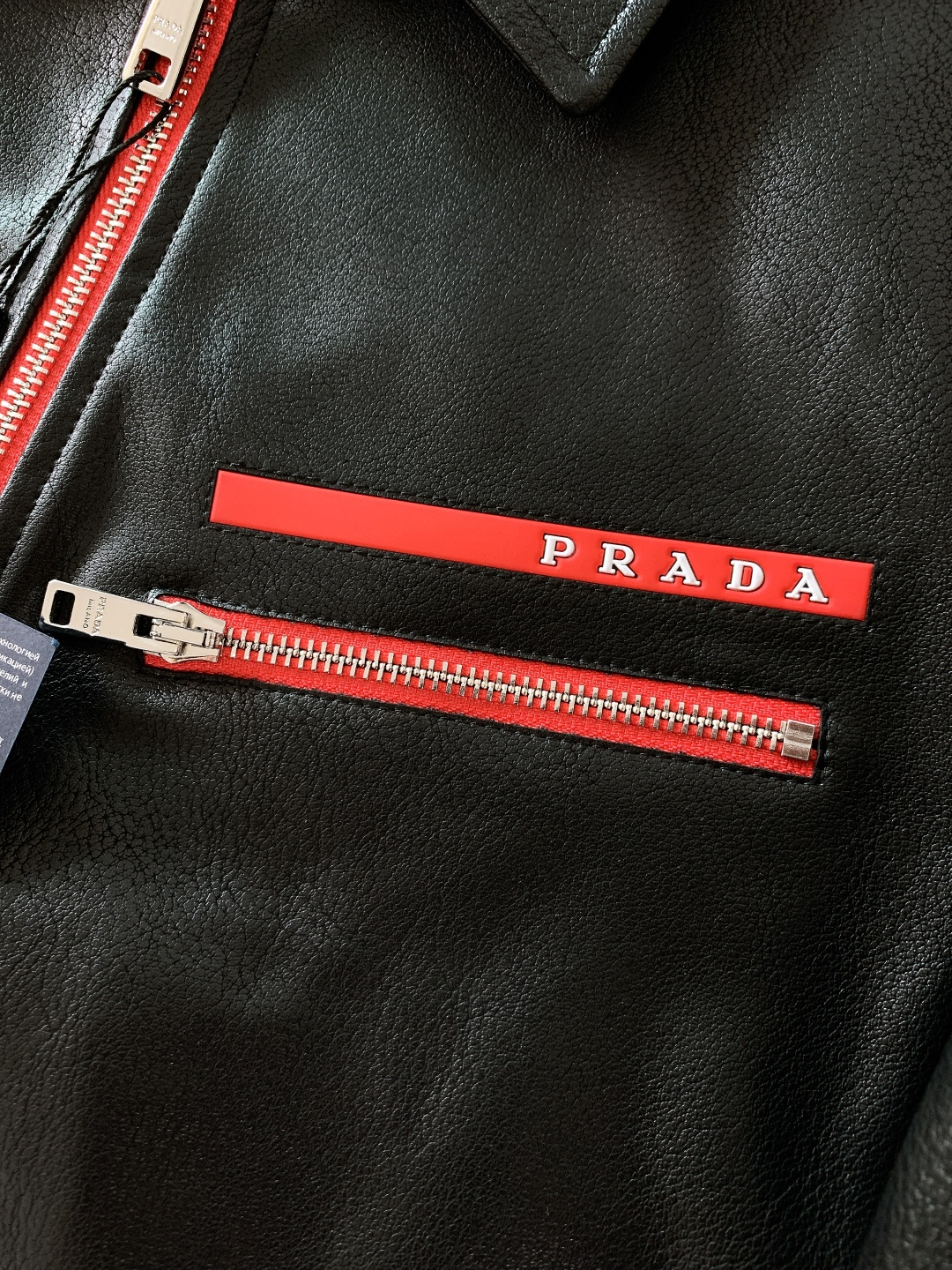 Prada 普拉达 2026SS早春新品 休闲皮衣夹克，把高级感焊在身上。红与银的拉链碰撞，打破灰调沉闷