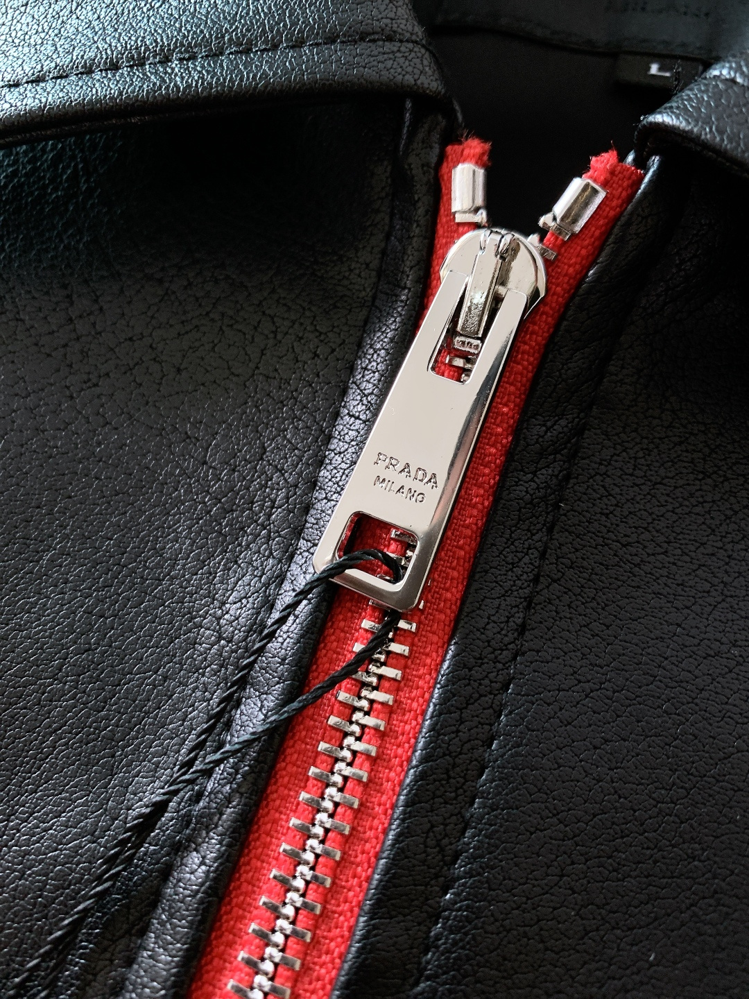 Prada 普拉达 2026SS早春新品 休闲皮衣夹克，把高级感焊在身上。红与银的拉链碰撞，打破灰调沉闷
