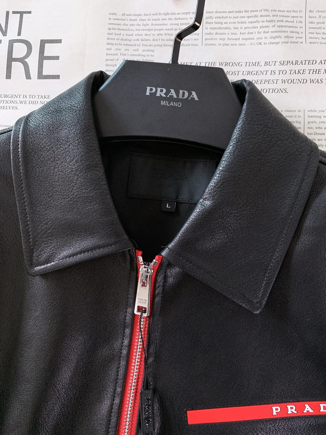 Prada 普拉达 2026SS早春新品 休闲皮衣夹克，把高级感焊在身上。红与银的拉链碰撞，打破灰调沉闷