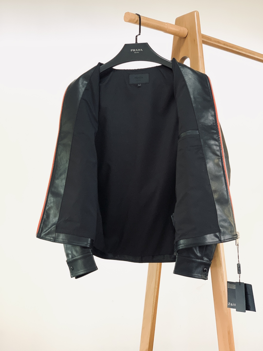 Prada 普拉达 2026SS早春新品 休闲皮衣夹克，把高级感焊在身上。红与银的拉链碰撞，打破灰调沉闷