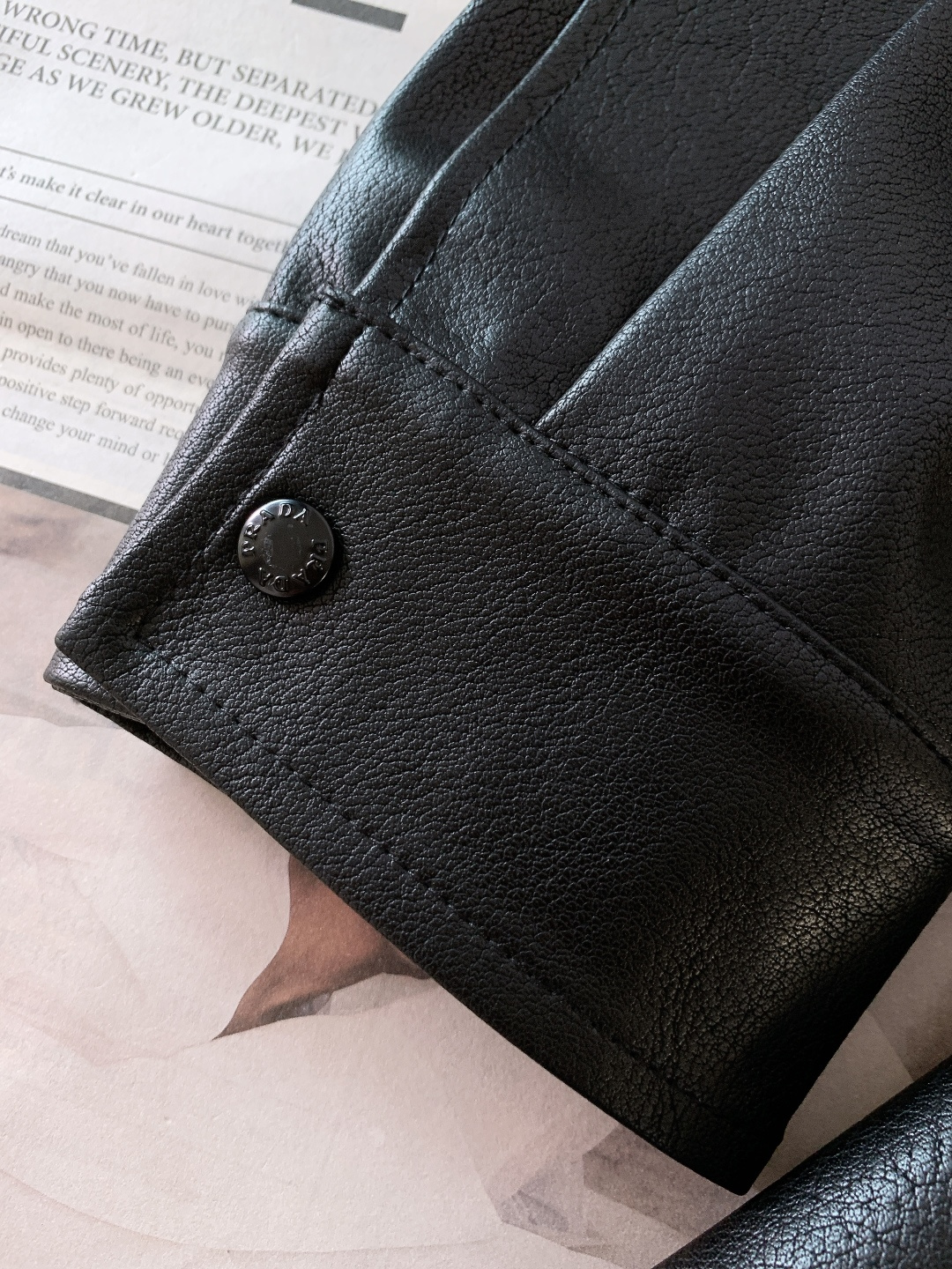 Prada 普拉达 2026SS早春新品 休闲皮衣夹克，把高级感焊在身上。红与银的拉链碰撞，打破灰调沉闷