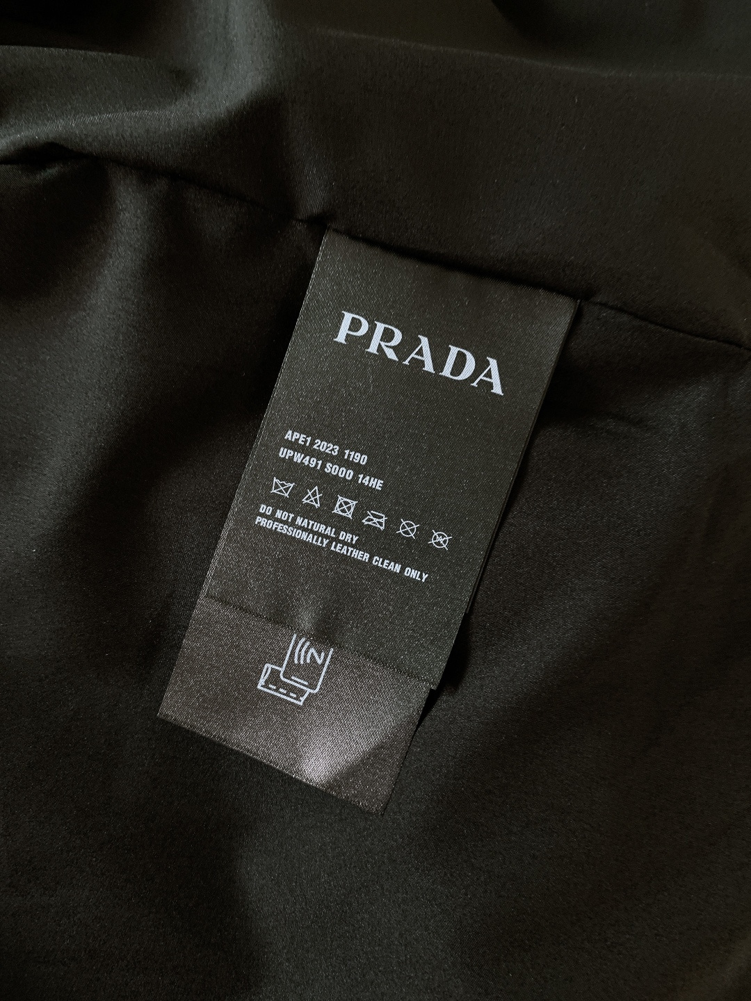 Prada 普拉达 2026SS早春新品 休闲皮衣夹克，把高级感焊在身上。红与银的拉链碰撞，打破灰调沉闷