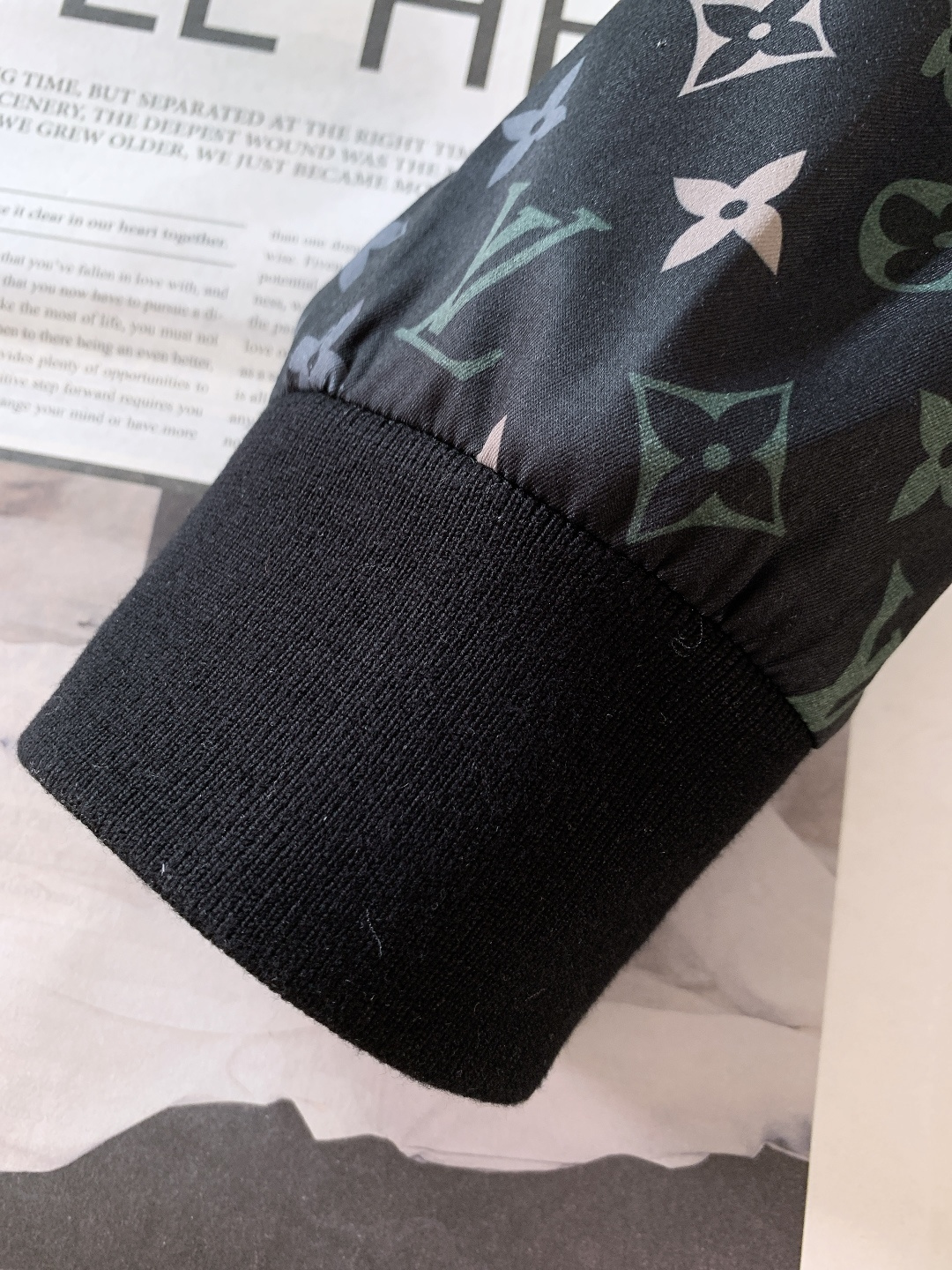 LouisVuitton 路易威登 2026SS早春新品 满印老花夹克外套。采用高密防风聚酯纤维面料，意