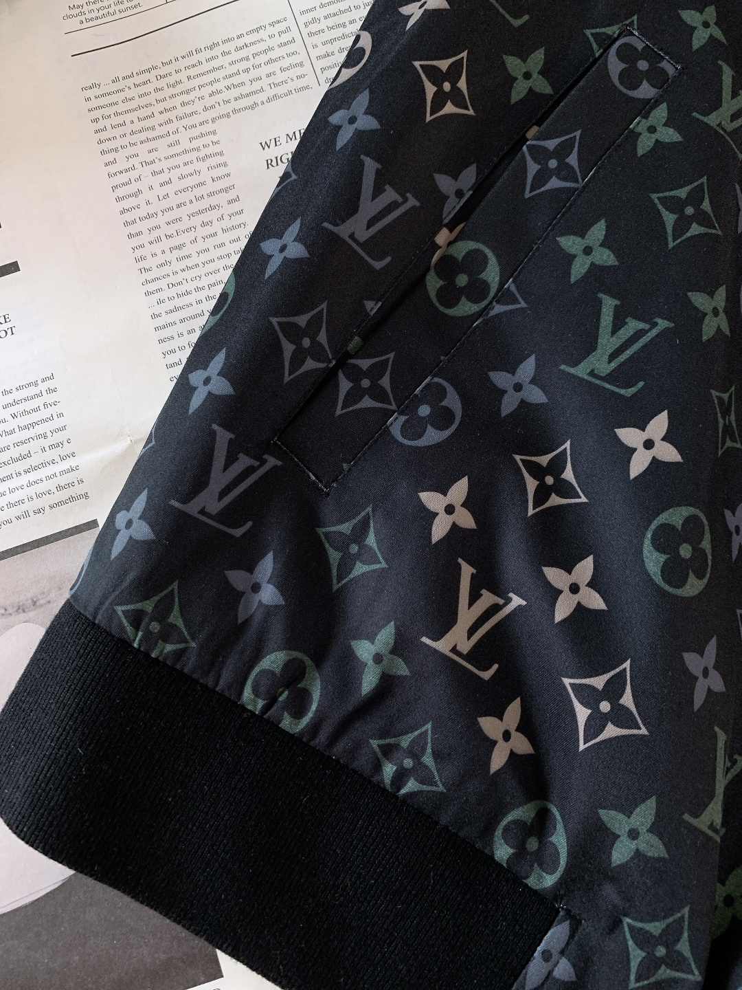 LouisVuitton 路易威登 2026SS早春新品 满印老花夹克外套。采用高密防风聚酯纤维面料，意