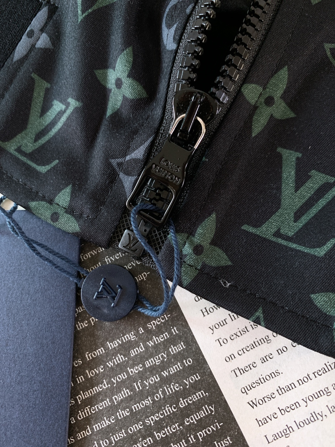 LouisVuitton 路易威登 2026SS早春新品 满印老花夹克外套。采用高密防风聚酯纤维面料，意