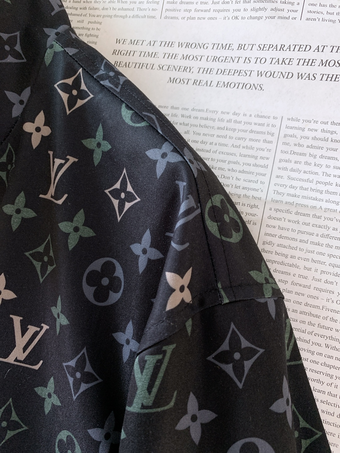 LouisVuitton 路易威登 2026SS早春新品 满印老花夹克外套。采用高密防风聚酯纤维面料，意