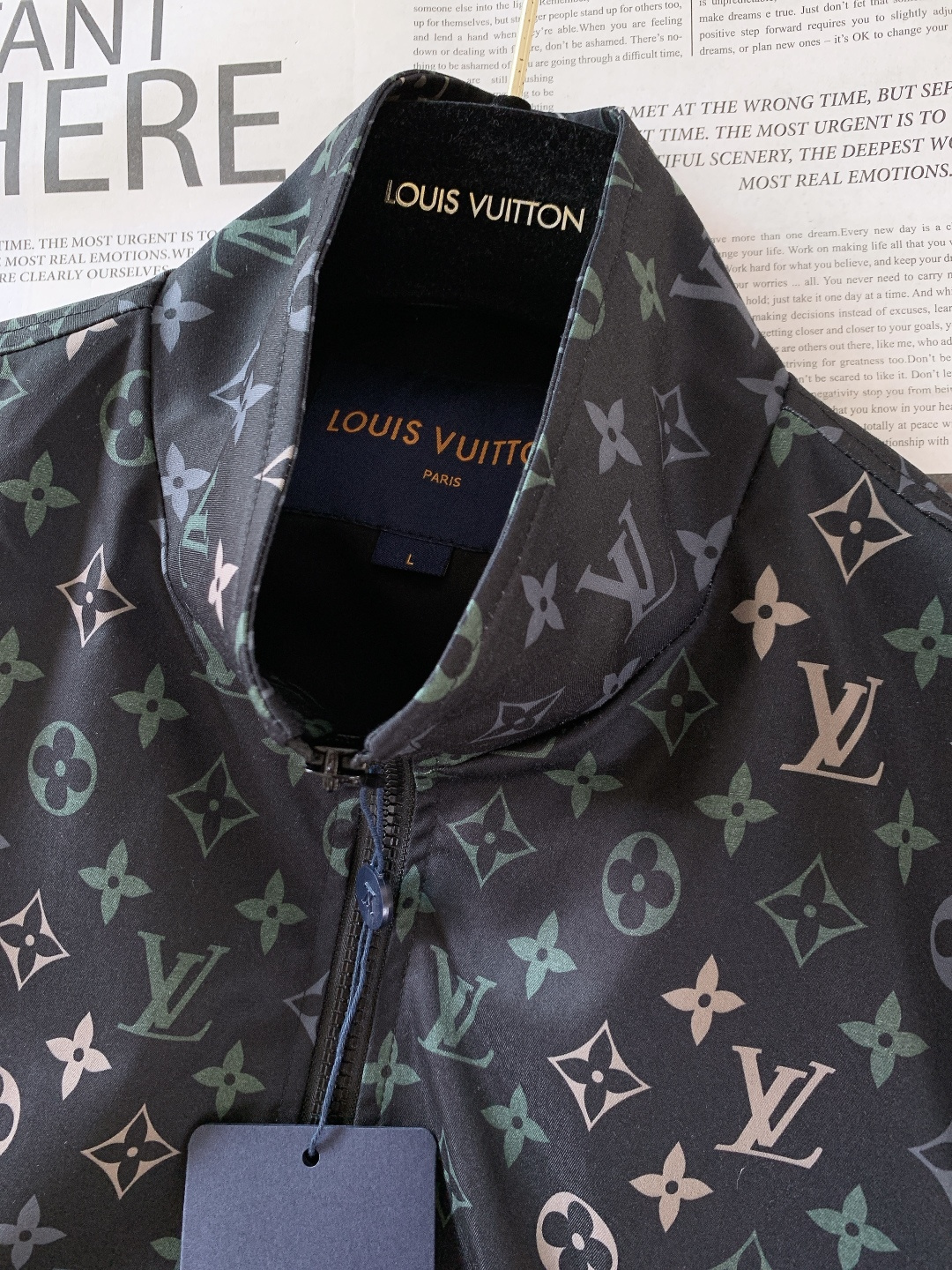 LouisVuitton 路易威登 2026SS早春新品 满印老花夹克外套。采用高密防风聚酯纤维面料，意