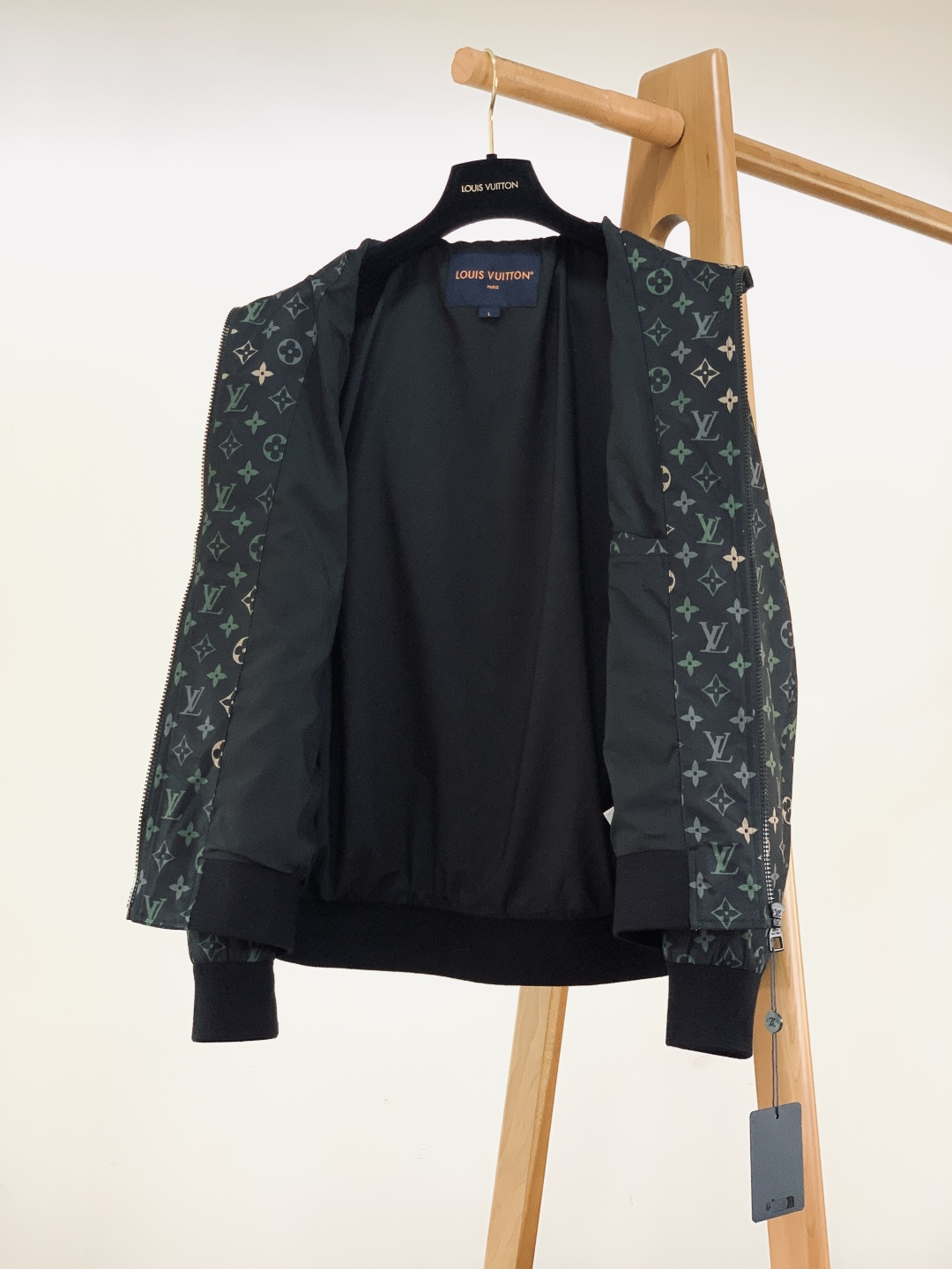 LouisVuitton 路易威登 2026SS早春新品 满印老花夹克外套。采用高密防风聚酯纤维面料，意