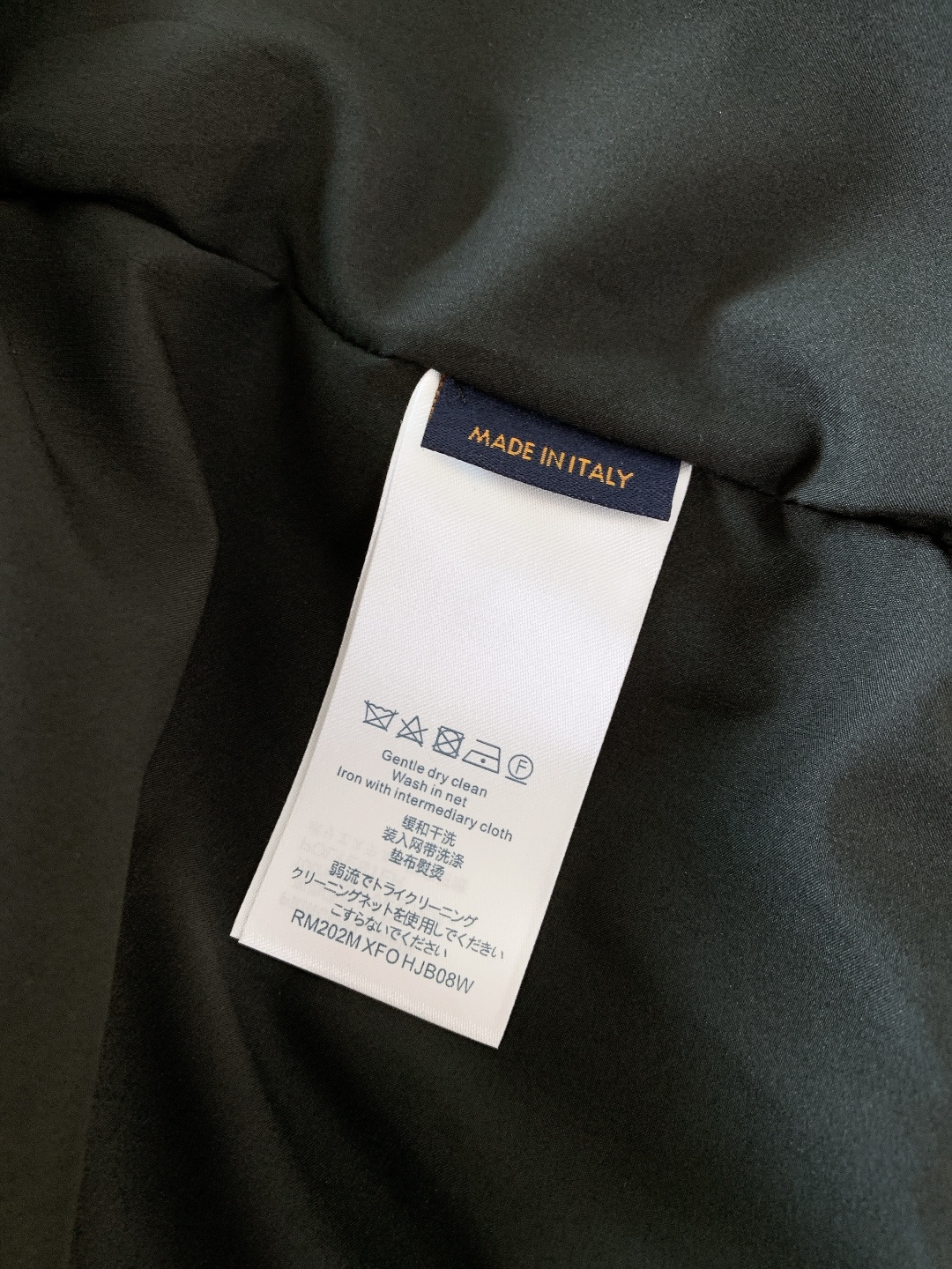 LouisVuitton 路易威登 2026SS早春新品 满印老花夹克外套。采用高密防风聚酯纤维面料，意