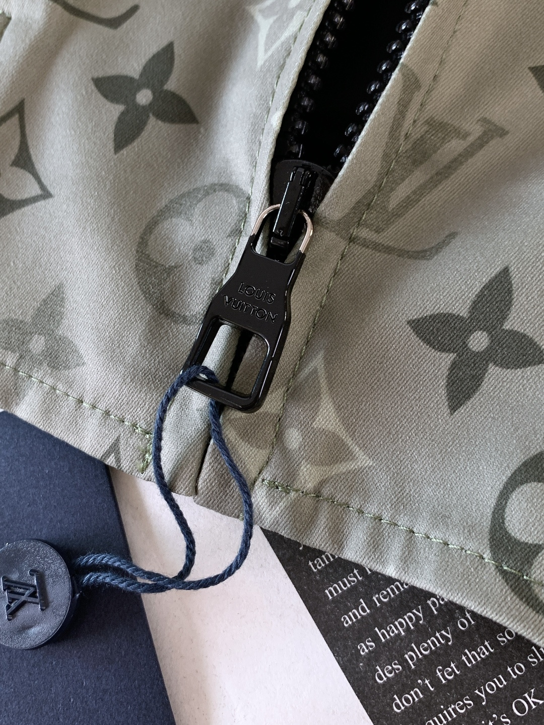 LouisVuitton 路易威登 2026SS早春新品 满印老花夹克外套。采用高密防风聚酯纤维面料，意