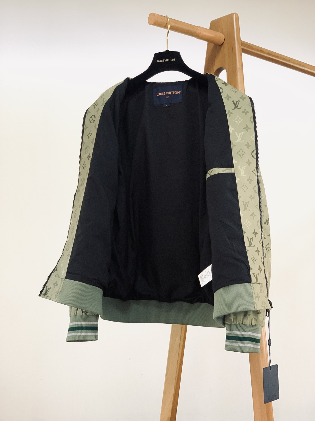 LouisVuitton 路易威登 2026SS早春新品 满印老花夹克外套。采用高密防风聚酯纤维面料，意