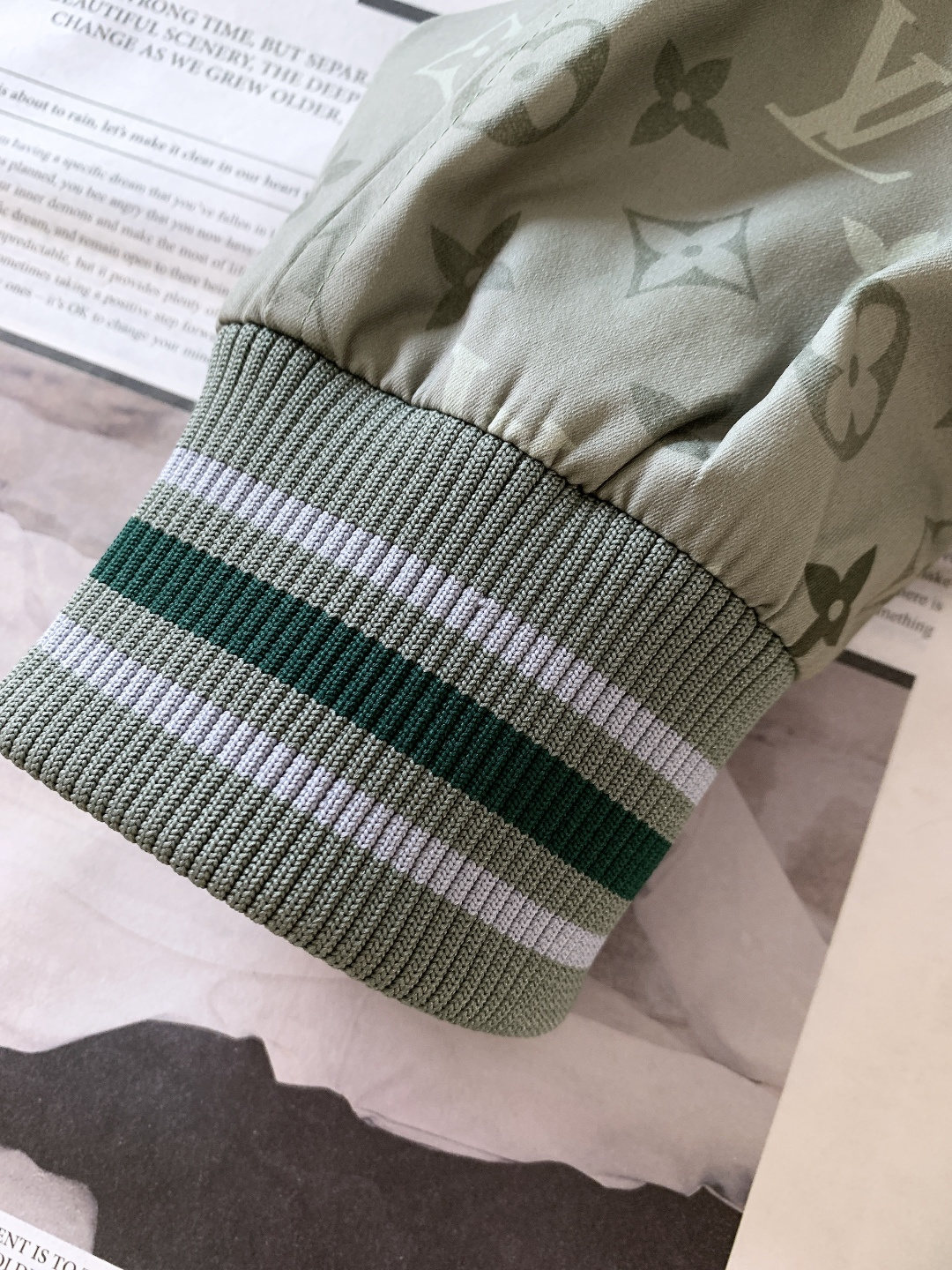 LouisVuitton 路易威登 2026SS早春新品 满印老花夹克外套。采用高密防风聚酯纤维面料，意