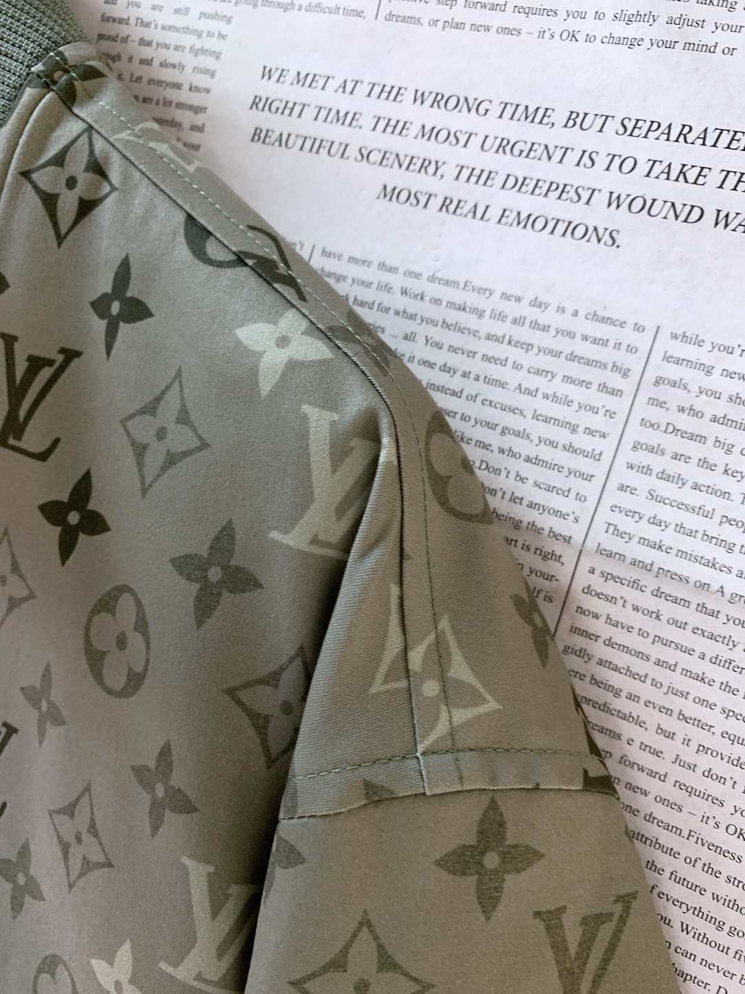 LouisVuitton 路易威登 2026SS早春新品 满印老花夹克外套。采用高密防风聚酯纤维面料，意