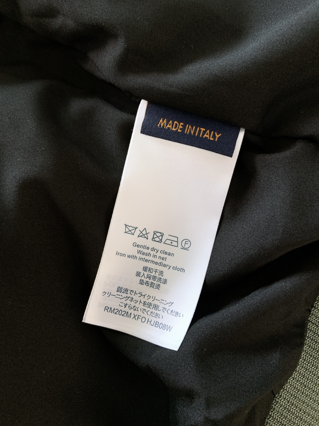 LouisVuitton 路易威登 2026SS早春新品 满印老花夹克外套。采用高密防风聚酯纤维面料，意