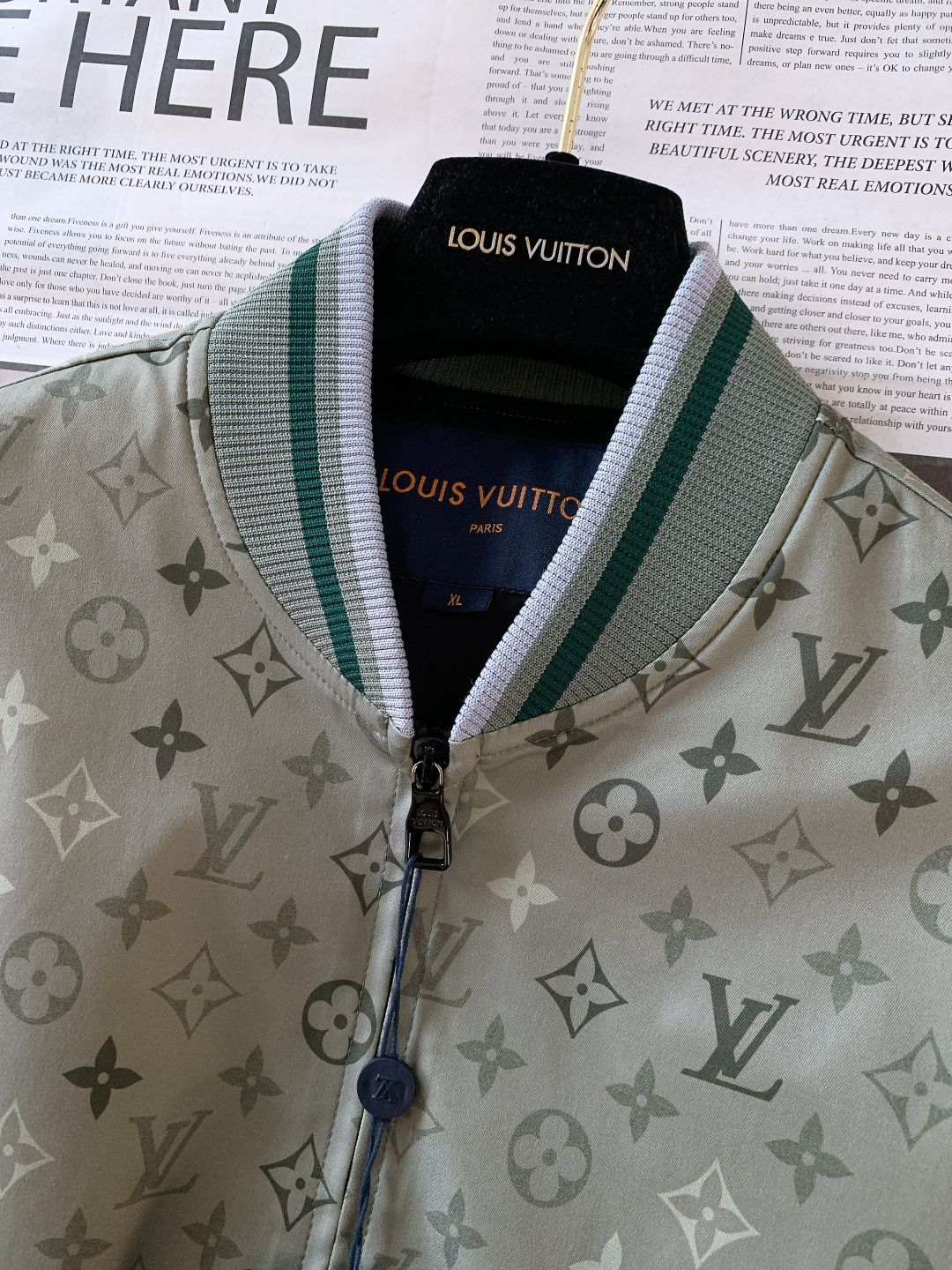 LouisVuitton 路易威登 2026SS早春新品 满印老花夹克外套。采用高密防风聚酯纤维面料，意