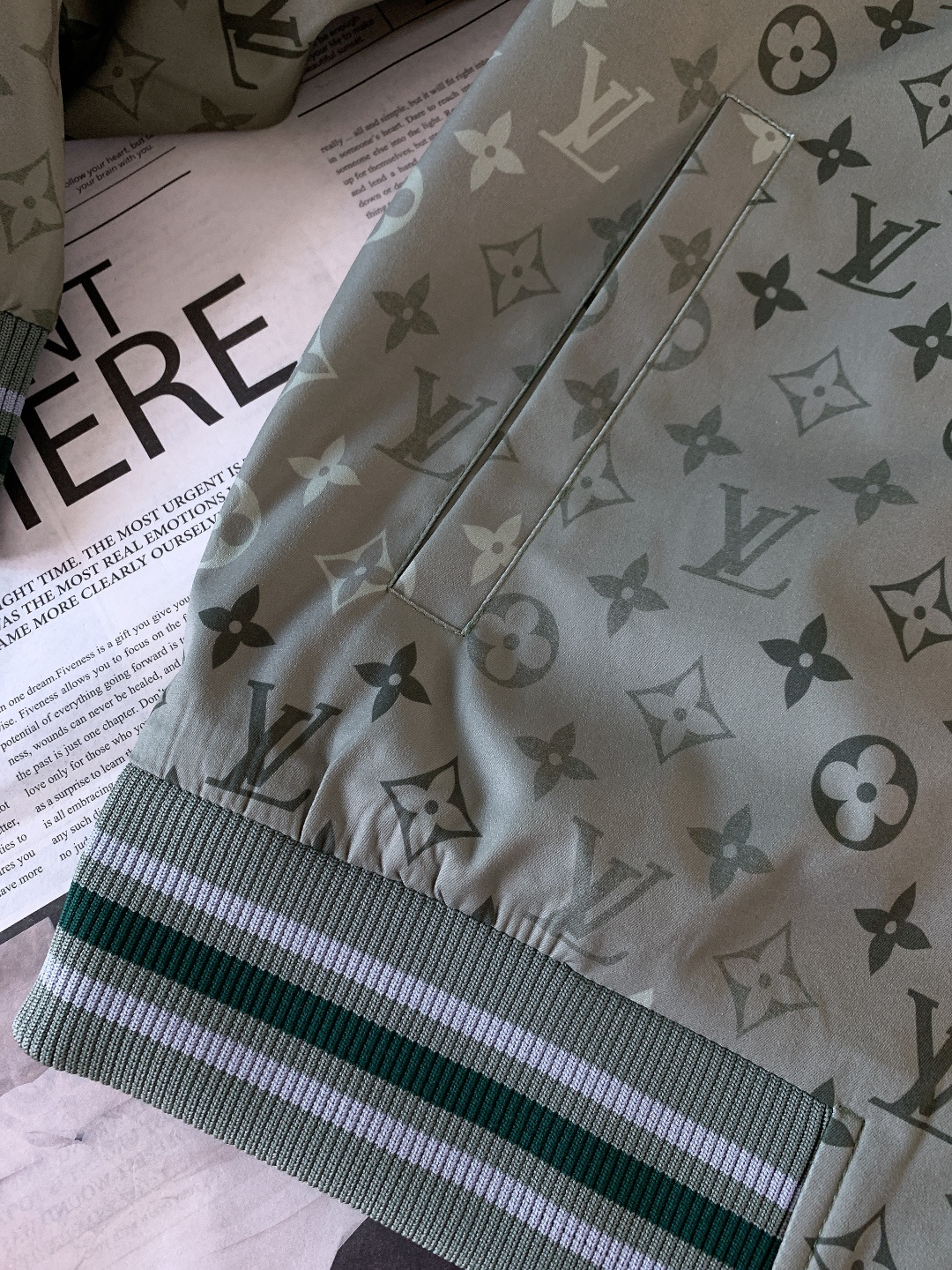 LouisVuitton 路易威登 2026SS早春新品 满印老花夹克外套。采用高密防风聚酯纤维面料，意