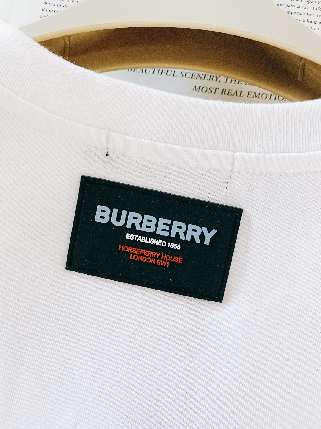 Burberry 巴宝莉 2026SS早春新品 胶囊系列短袖，100% 精梳棉+意大利工艺！胸前立体橡胶