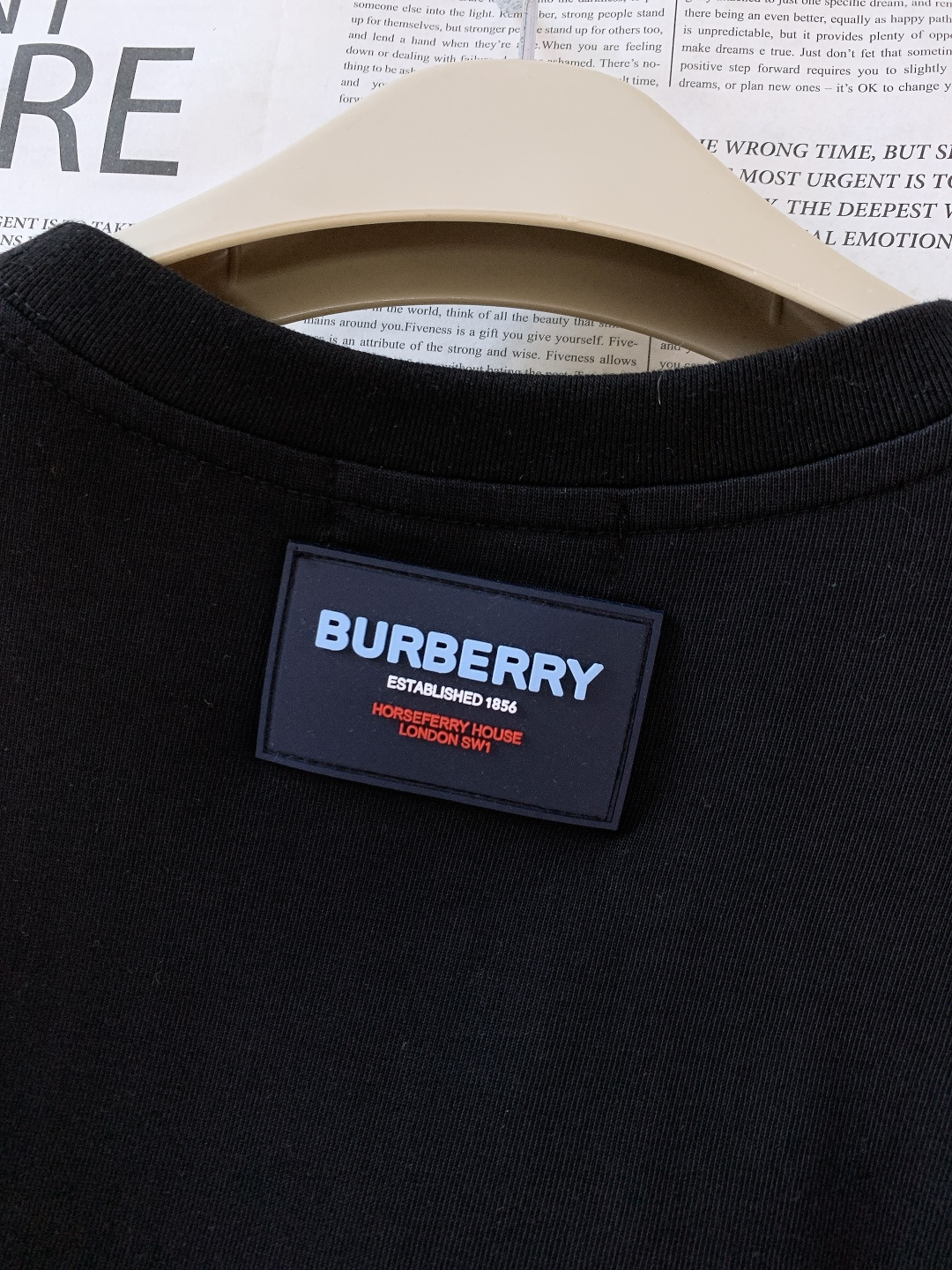 Burberry 巴宝莉 2026SS早春新品 胶囊系列短袖，100% 精梳棉+意大利工艺！胸前立体橡胶